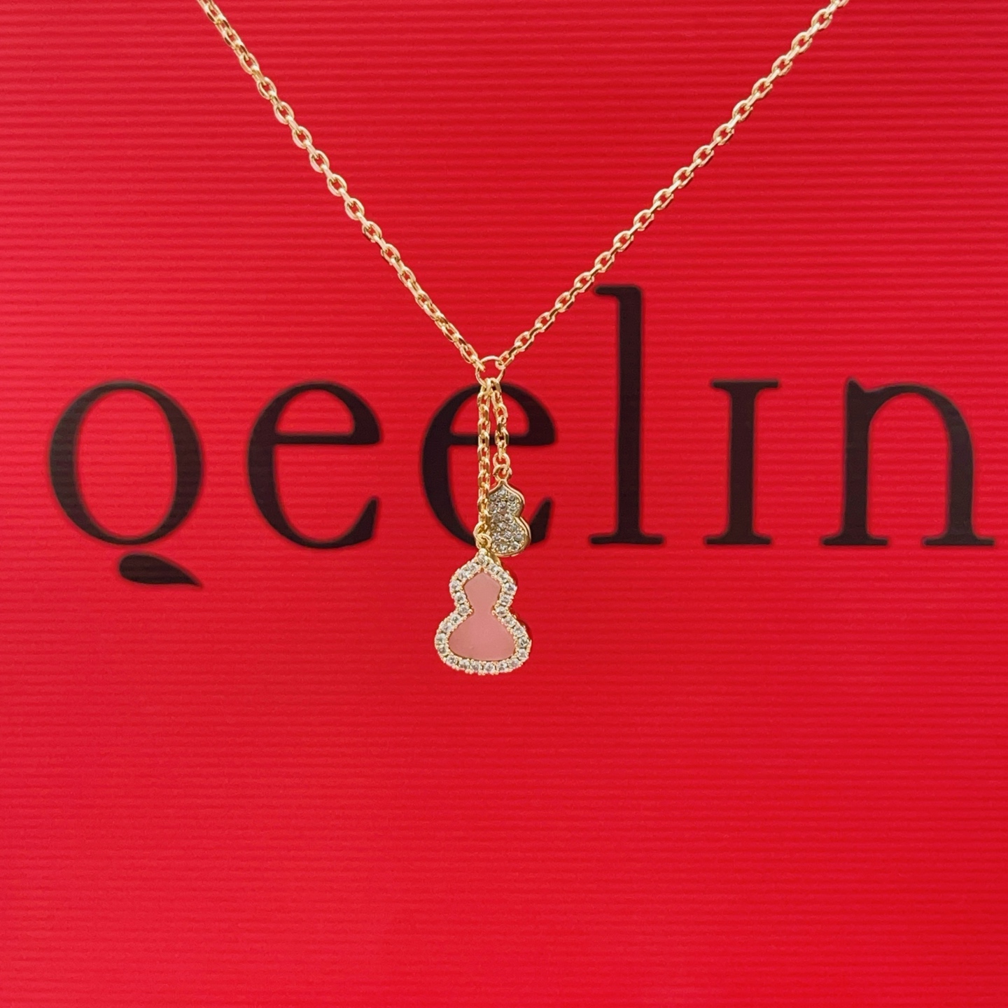 【Qeelin 最新款🆕🆕粉色镶钻双葫芦玫瑰金色项链】一致官网黄铜材质，非常的上镜‼️设计很特别值得入手