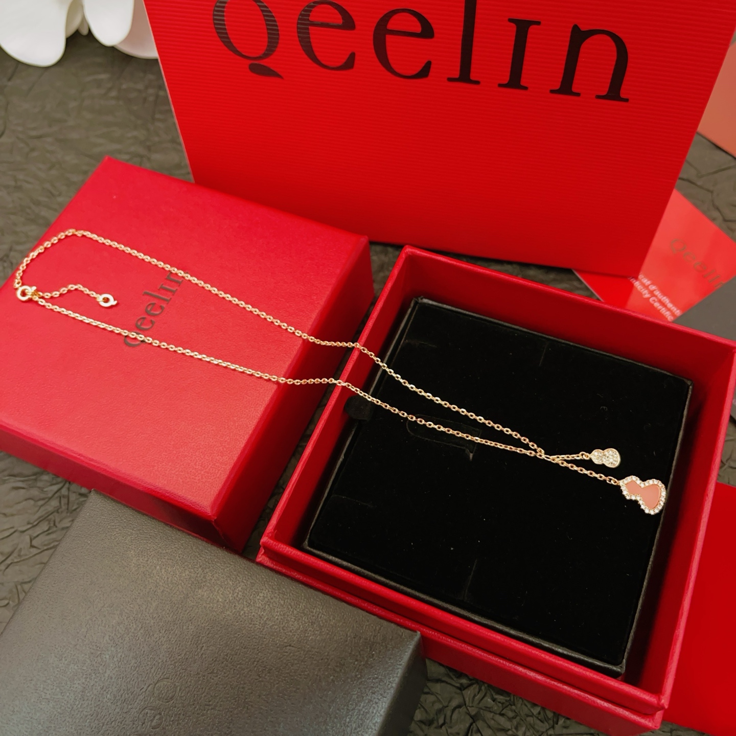 【Qeelin 最新款🆕🆕粉色镶钻双葫芦玫瑰金色项链】一致官网黄铜材质，非常的上镜‼️设计很特别值得入手
