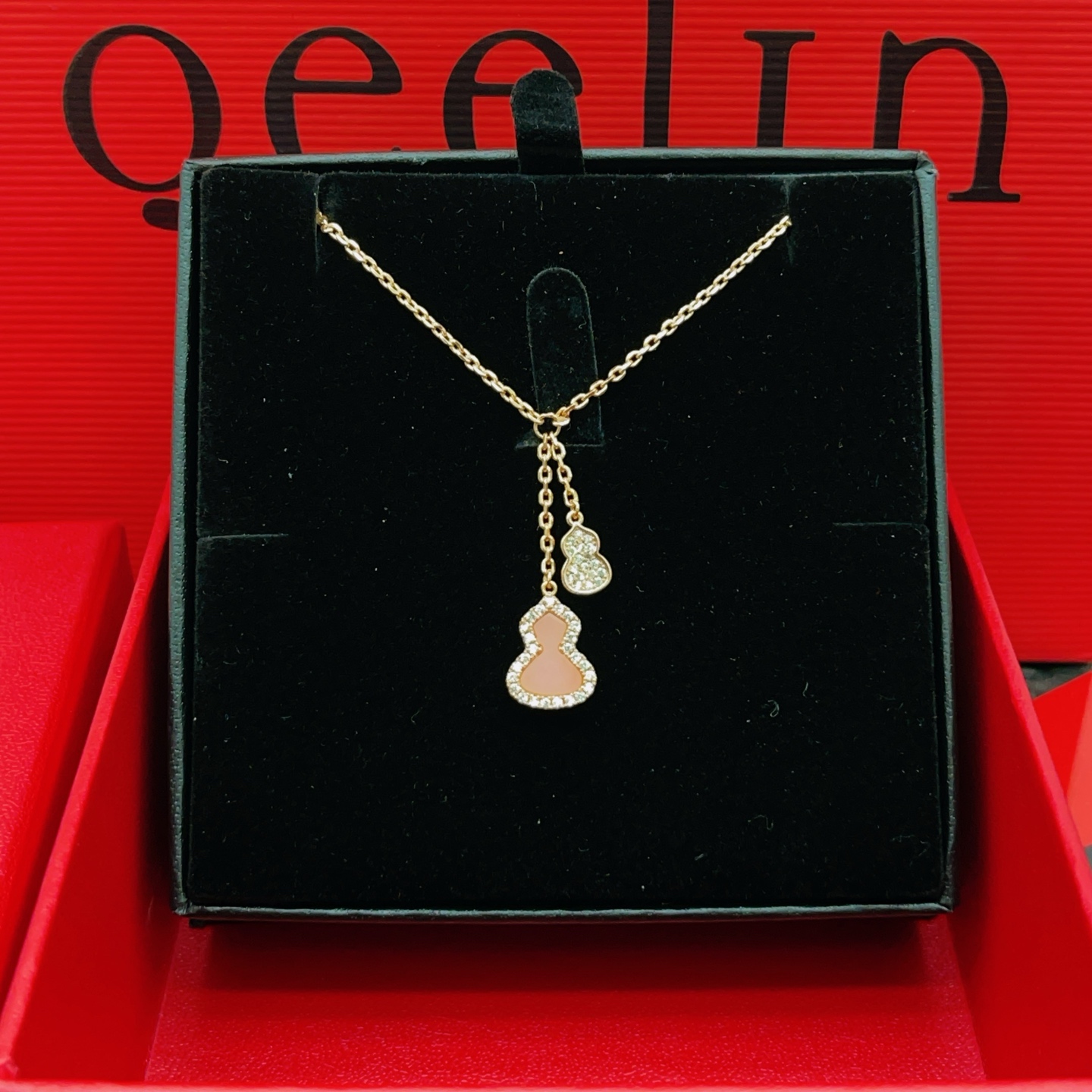 【Qeelin 最新款🆕🆕粉色镶钻双葫芦玫瑰金色项链】一致官网黄铜材质，非常的上镜‼️设计很特别值得入手