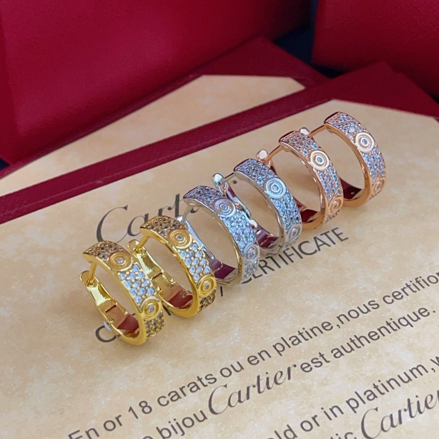 Cartier Cartie*最新款 耳钉一致ZP黄铜材质，非常的上镜‼ 设计很特别值得入手 高级手工坊系列