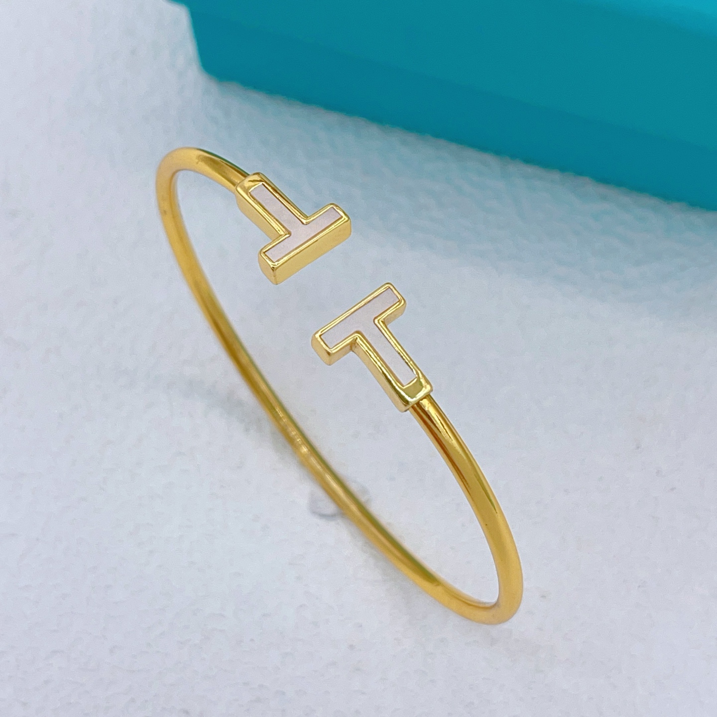 【Tiffany*帝芙尼最新款🆕🆕白色贝母双T金色手镯】一致官网黄铜材质，非常的上镜‼️设计很特别值得入