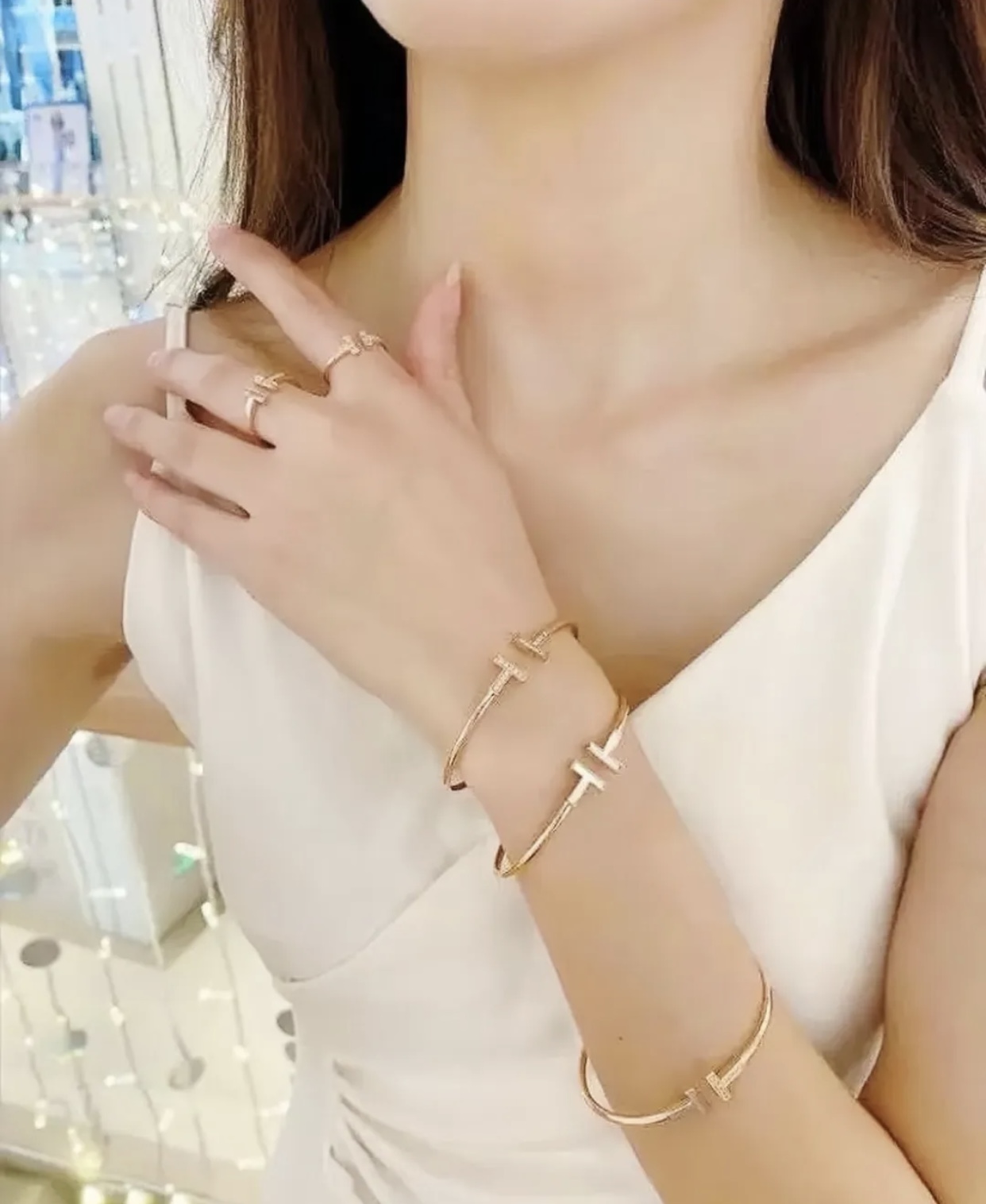 【Tiffany*帝芙尼最新款🆕🆕白色贝母双T金色手镯】一致官网黄铜材质，非常的上镜‼️设计很特别值得入