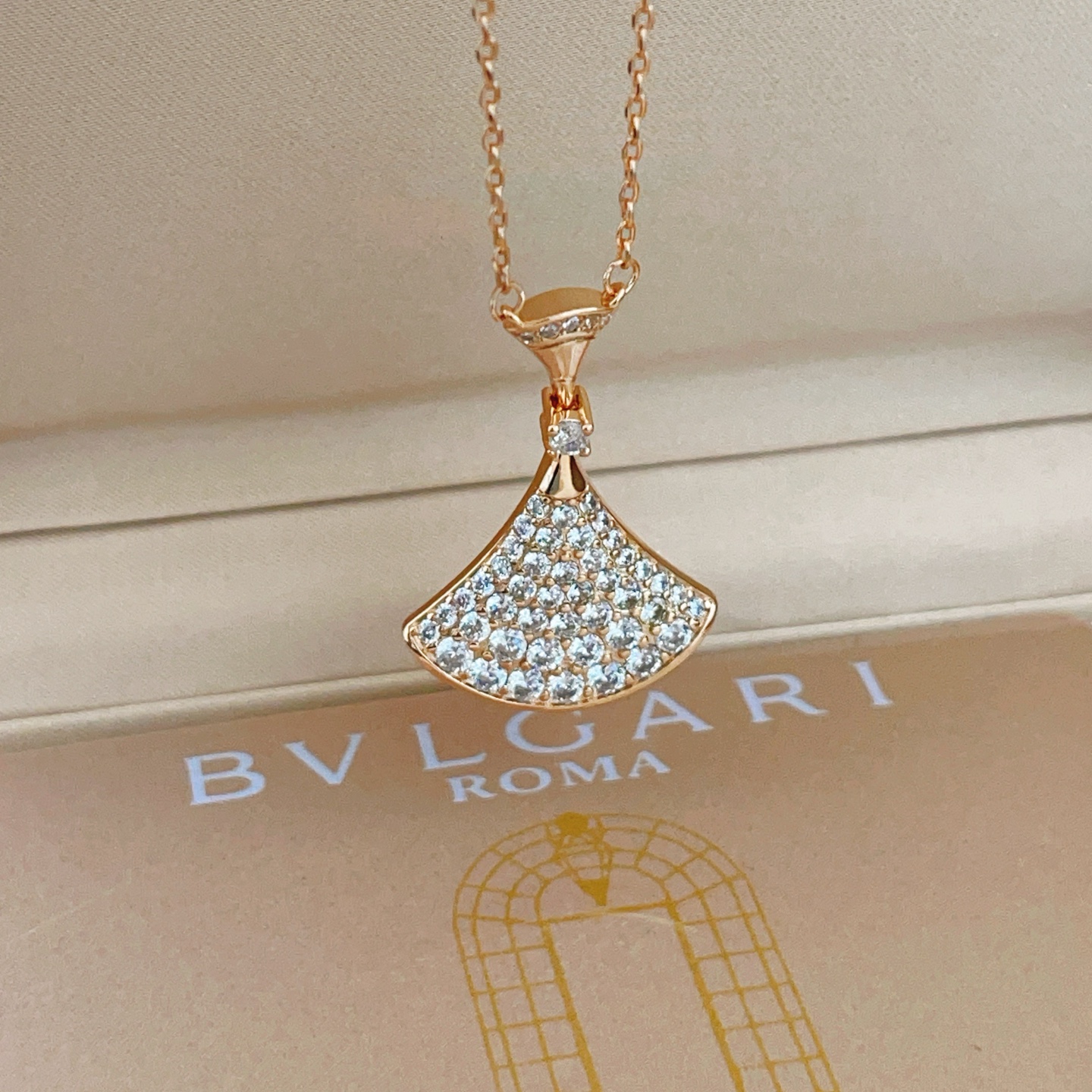 【BVLGARI最新款🆕🆕玫瑰金满天星扇子大号项链】一致官网黄铜材质，非常的上镜‼️设计很特别值得入手。