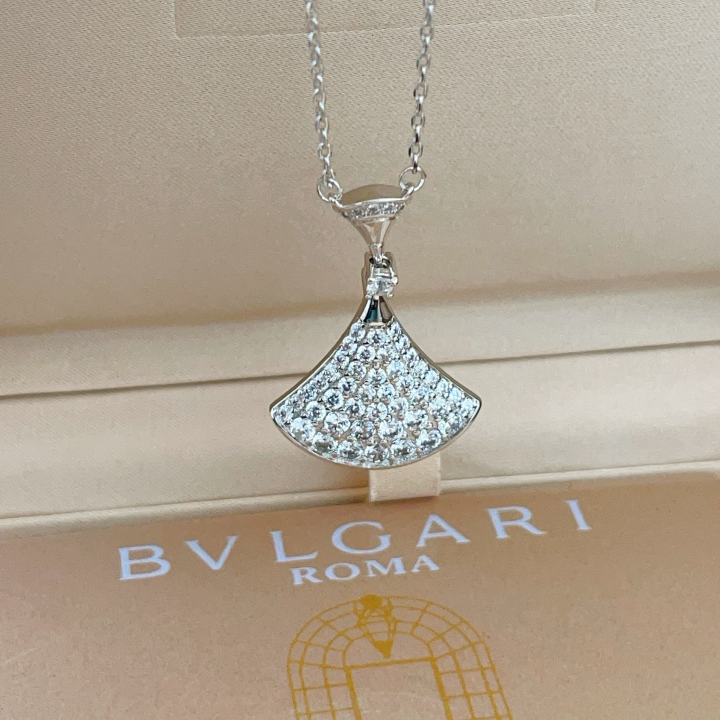 【BVLGARI最新款🆕🆕银色满天星扇子大号项链】一致官网黄铜材质，非常的上镜‼️设计很特别值得入手。高