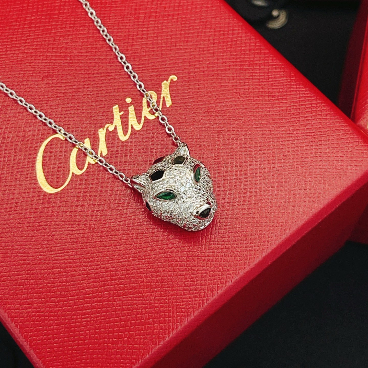 【Cartie*最新款🆕🆕卡地亚银色豹子项链】一致官网黄铜材质，非常的上镜‼️设计很特别值得入手。高级手