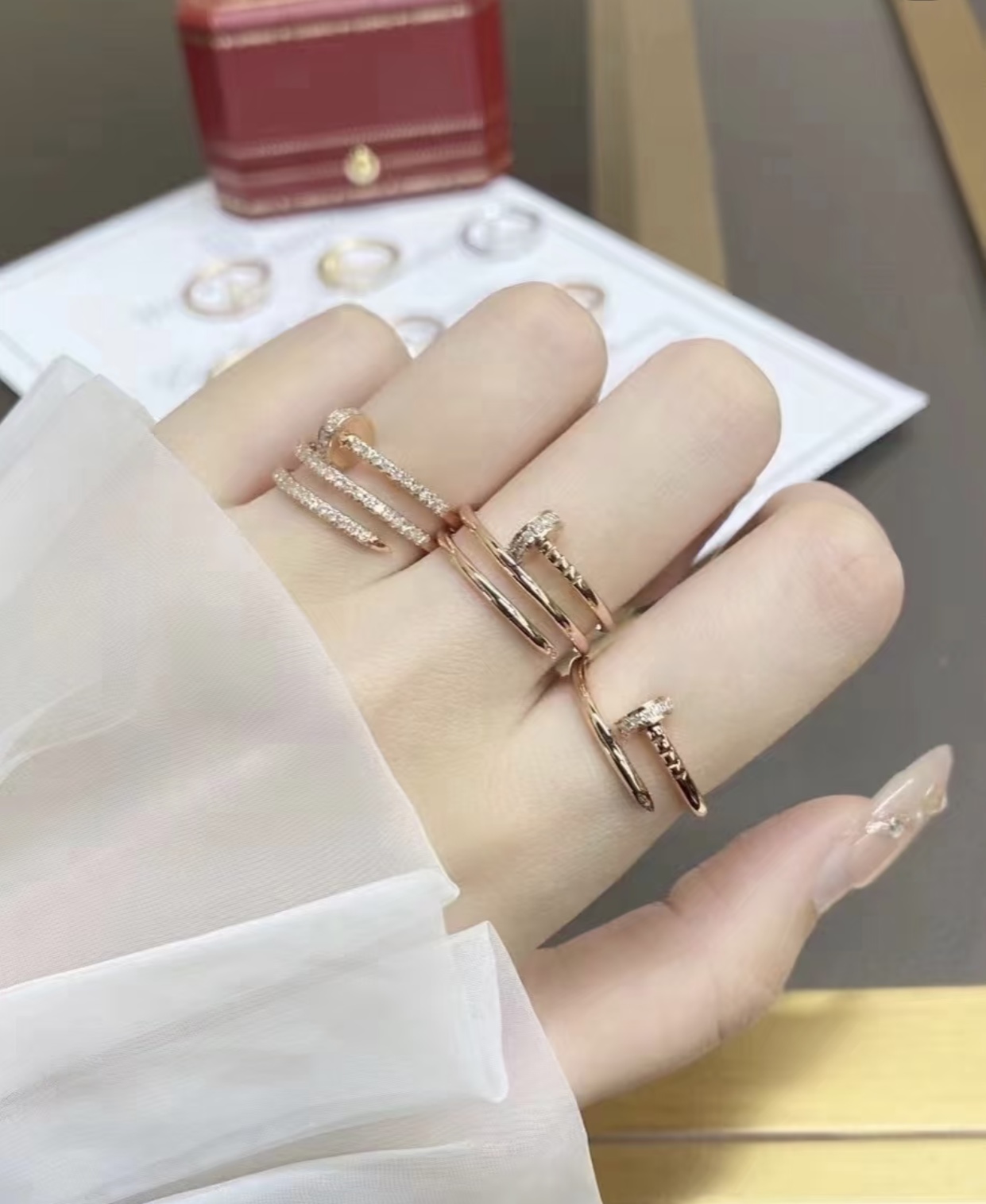 大小尺寸:6号、7号、8号【Cartie*最新款🆕🆕金色镶钻三圈钉子戒指】一致官网黄铜材质，非常的上镜‼