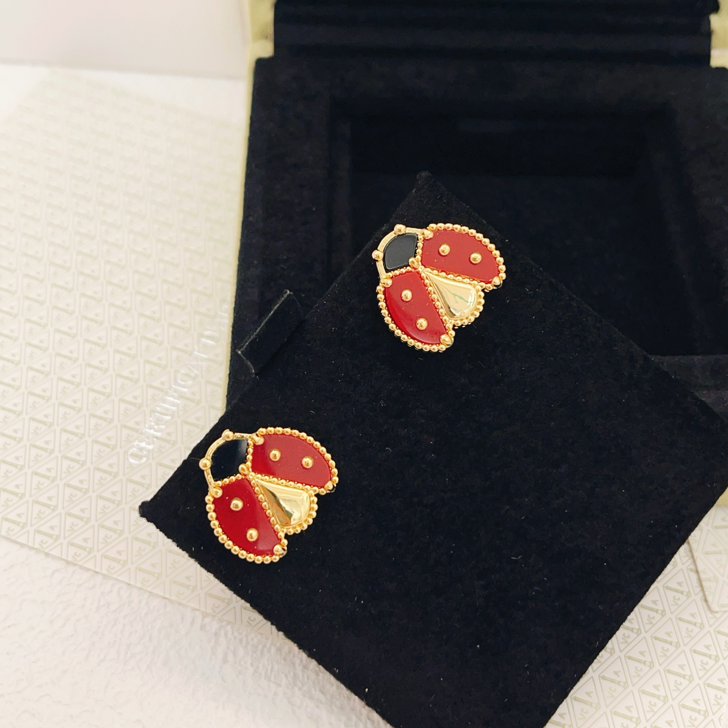 【VanCleef*ArPel*四叶草金红色瓢虫耳钉】一致官网黄铜材质，非常的上镜‼️设计很特别值得入手