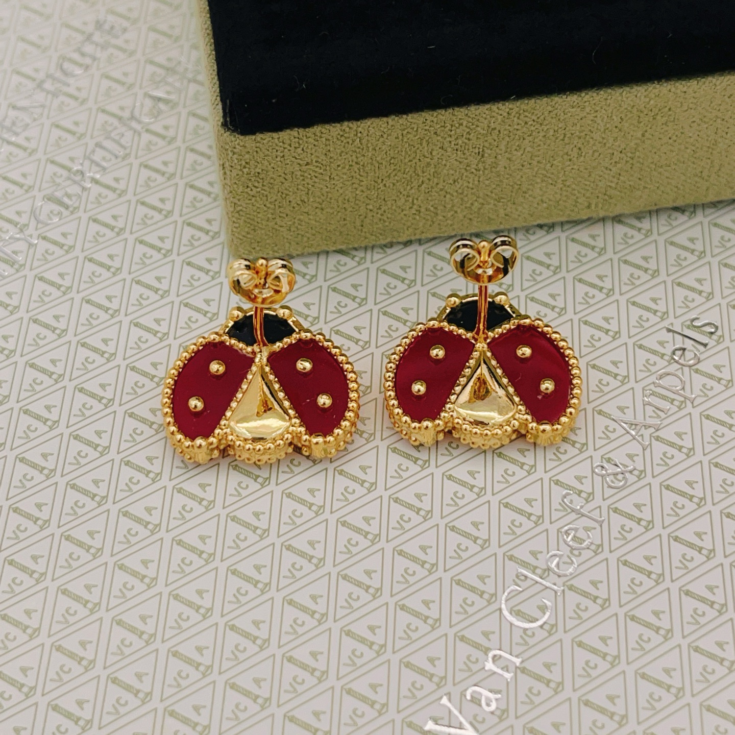 【VanCleef*ArPel*四叶草金红色瓢虫耳钉】一致官网黄铜材质，非常的上镜‼️设计很特别值得入手