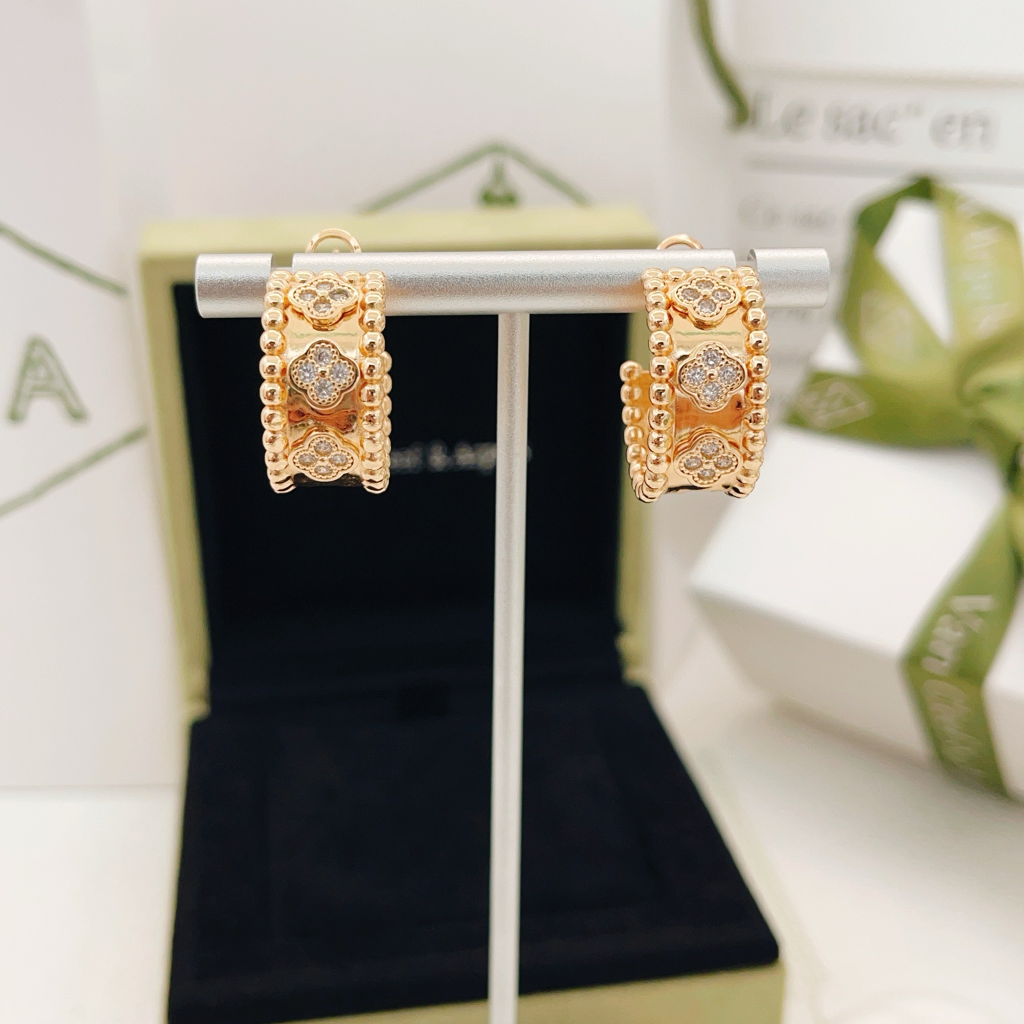 【VanCleef*ArPel*四叶草玫瑰金万花筒耳钉】一致官网黄铜材质，非常的上镜‼️设计很特别值得入