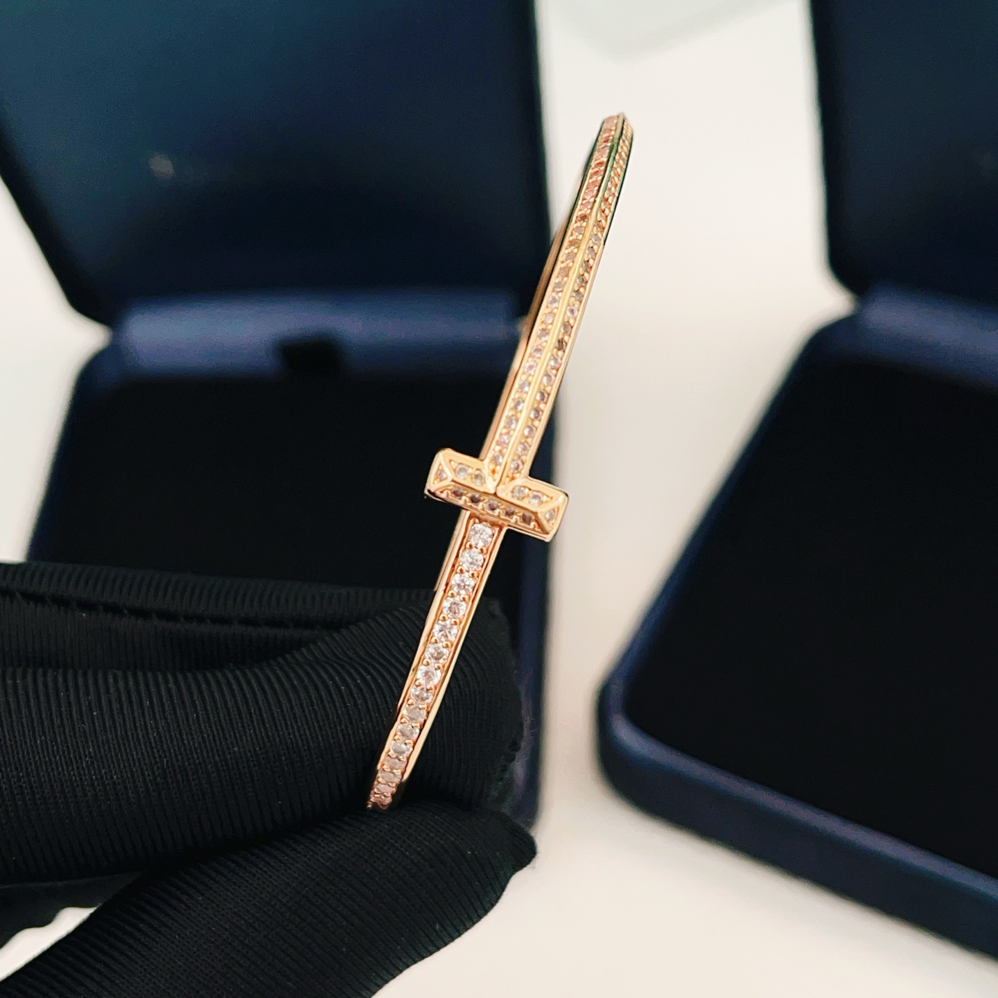 Tiffany & Co. Tiffany*帝芙尼最新款，非常的上镜‼ 设计很特别值得入手 高级手工坊系列
