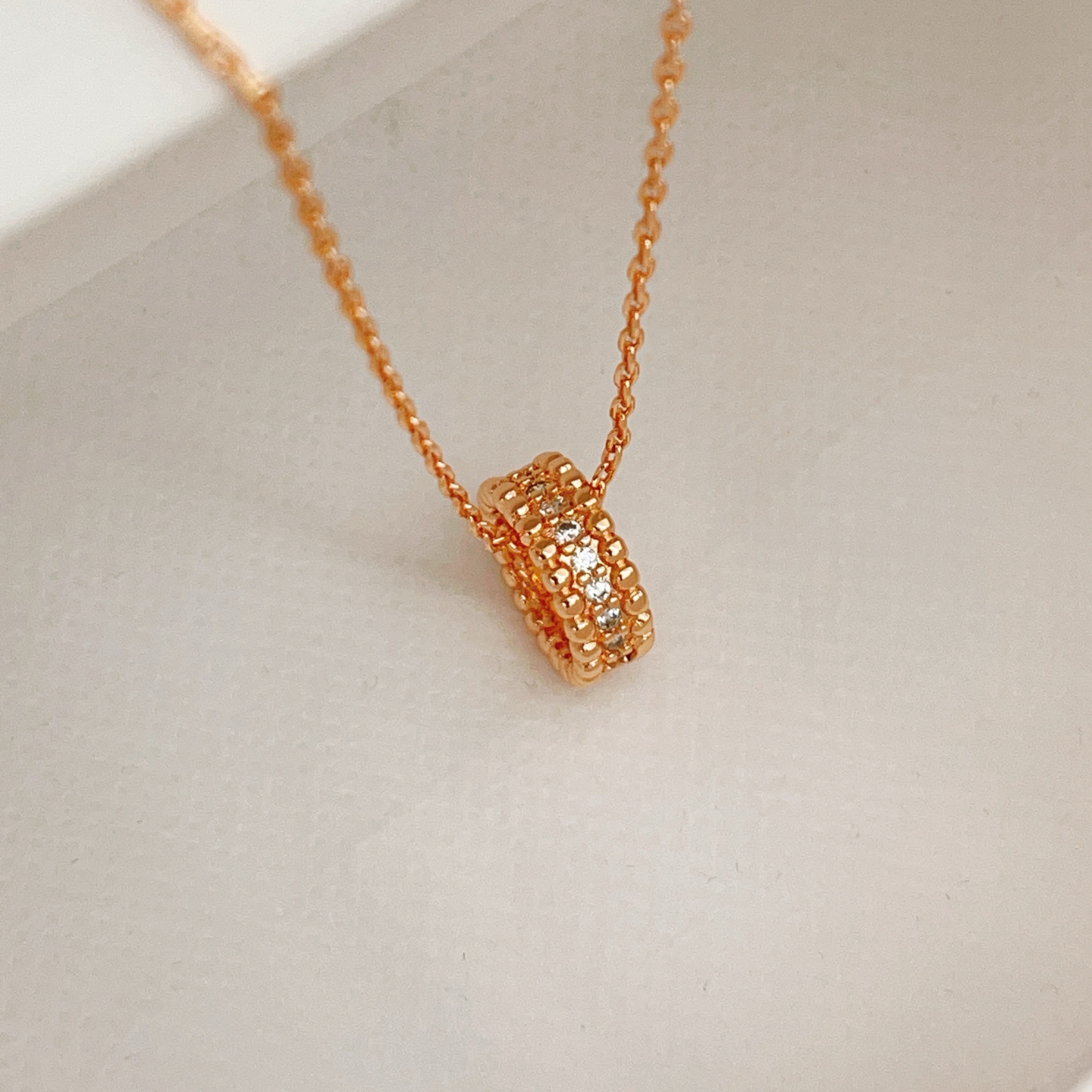 Collana Van Cleef Arpels Perlee Oro rosa con accenti di diamanti chiari 42 cm