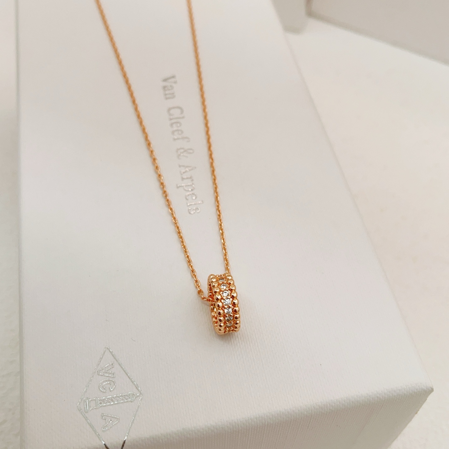 Collana Van Cleef Arpels Perlee Oro rosa con accenti di diamanti chiari 42 cm
