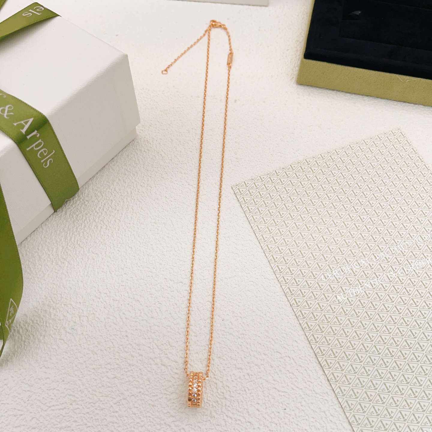 Collana Van Cleef Arpels Perlee Oro rosa con accenti di diamanti chiari 42 cm