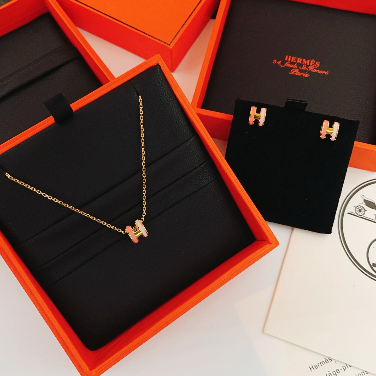 p128
爱马仕He@mes最新款🆕🆕金色粉拼白迷你项链 一致ZP黄铜材质，非常的上镜‼️设计很特别值得入手🔥高级手工坊系列