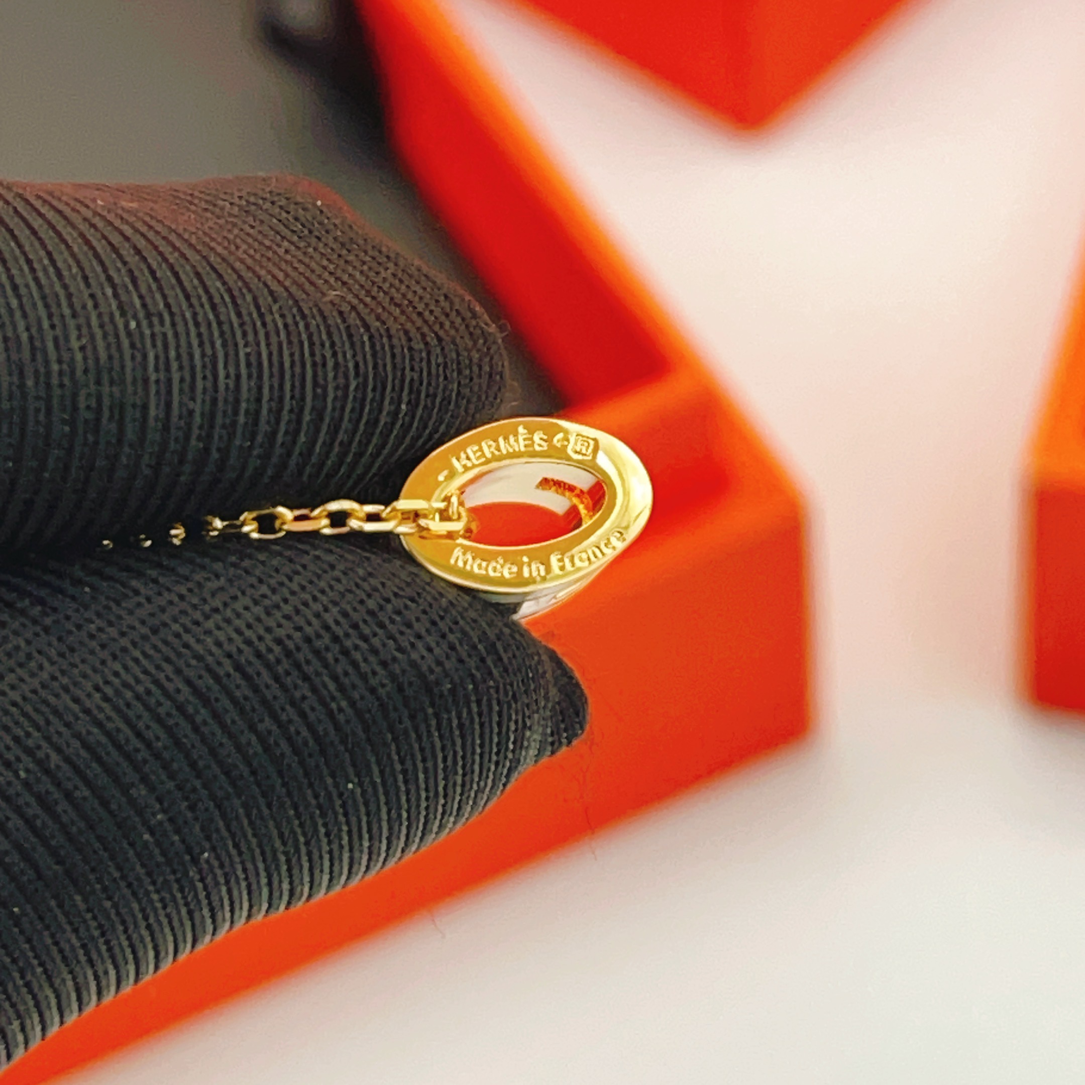 p128
爱马仕He@mes最新款🆕🆕金色粉拼白迷你项链 一致ZP黄铜材质，非常的上镜‼️设计很特别值得入手🔥高级手工坊系列