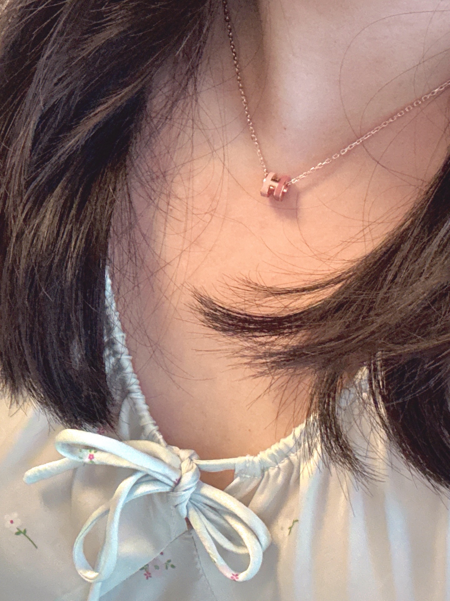 p128
爱马仕He@mes最新款🆕🆕金色粉拼白迷你项链 一致ZP黄铜材质，非常的上镜‼️设计很特别值得入手🔥高级手工坊系列