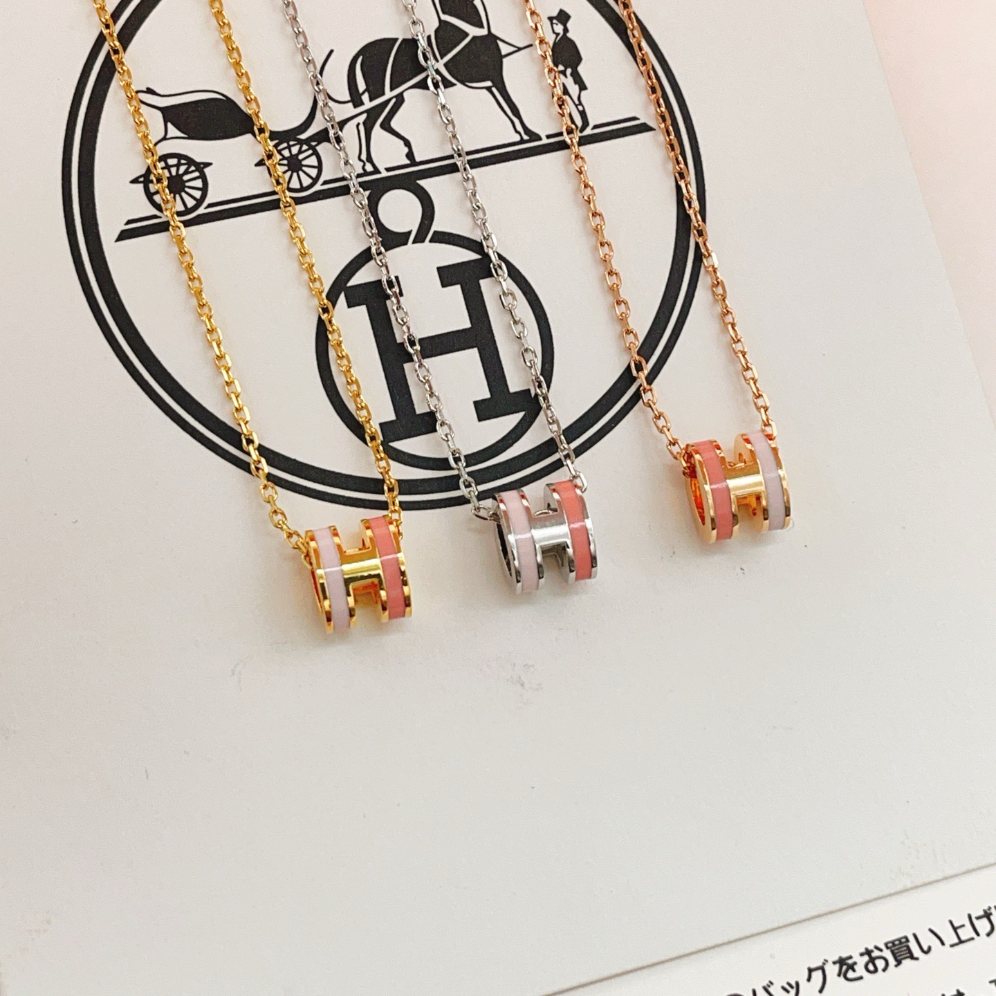 p128
爱马仕He@mes最新款🆕🆕金色粉拼白迷你项链 一致ZP黄铜材质，非常的上镜‼️设计很特别值得入手🔥高级手工坊系列