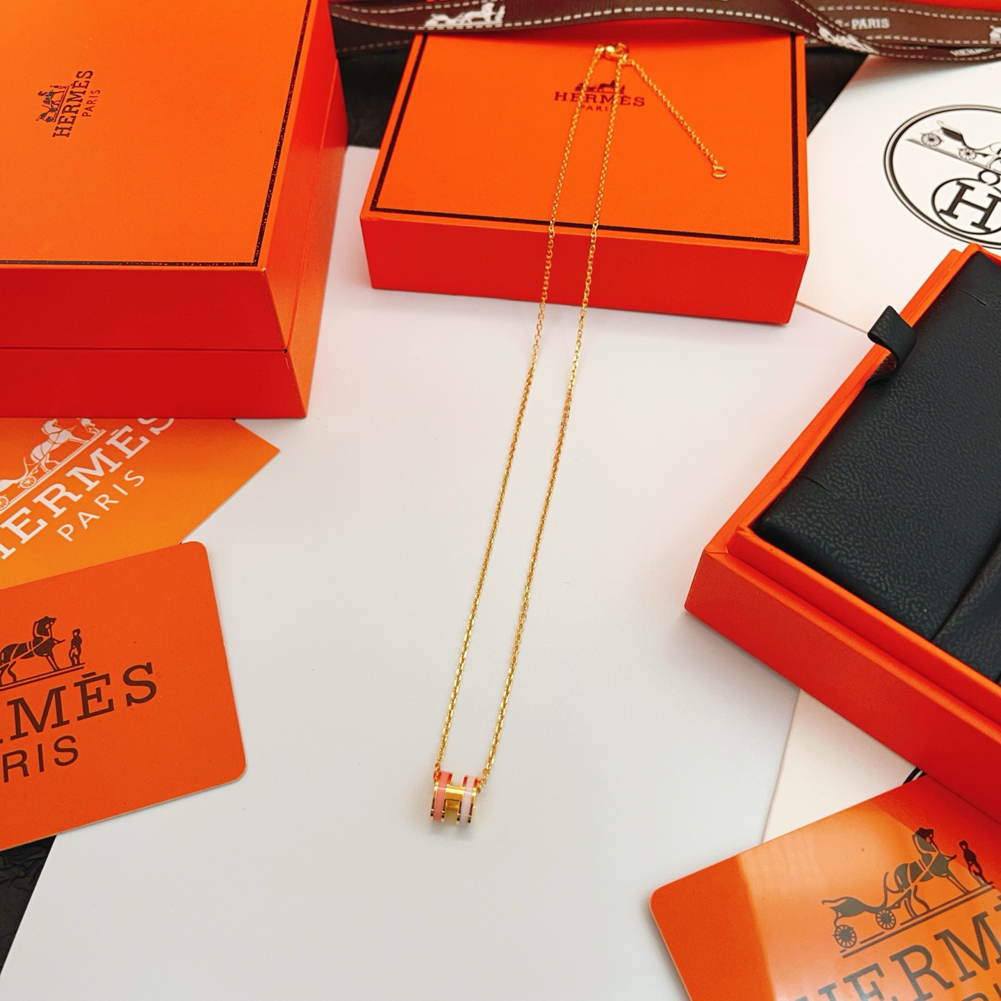 p128
爱马仕He@mes最新款🆕🆕金色粉拼白迷你项链 一致ZP黄铜材质，非常的上镜‼️设计很特别值得入手🔥高级手工坊系列
