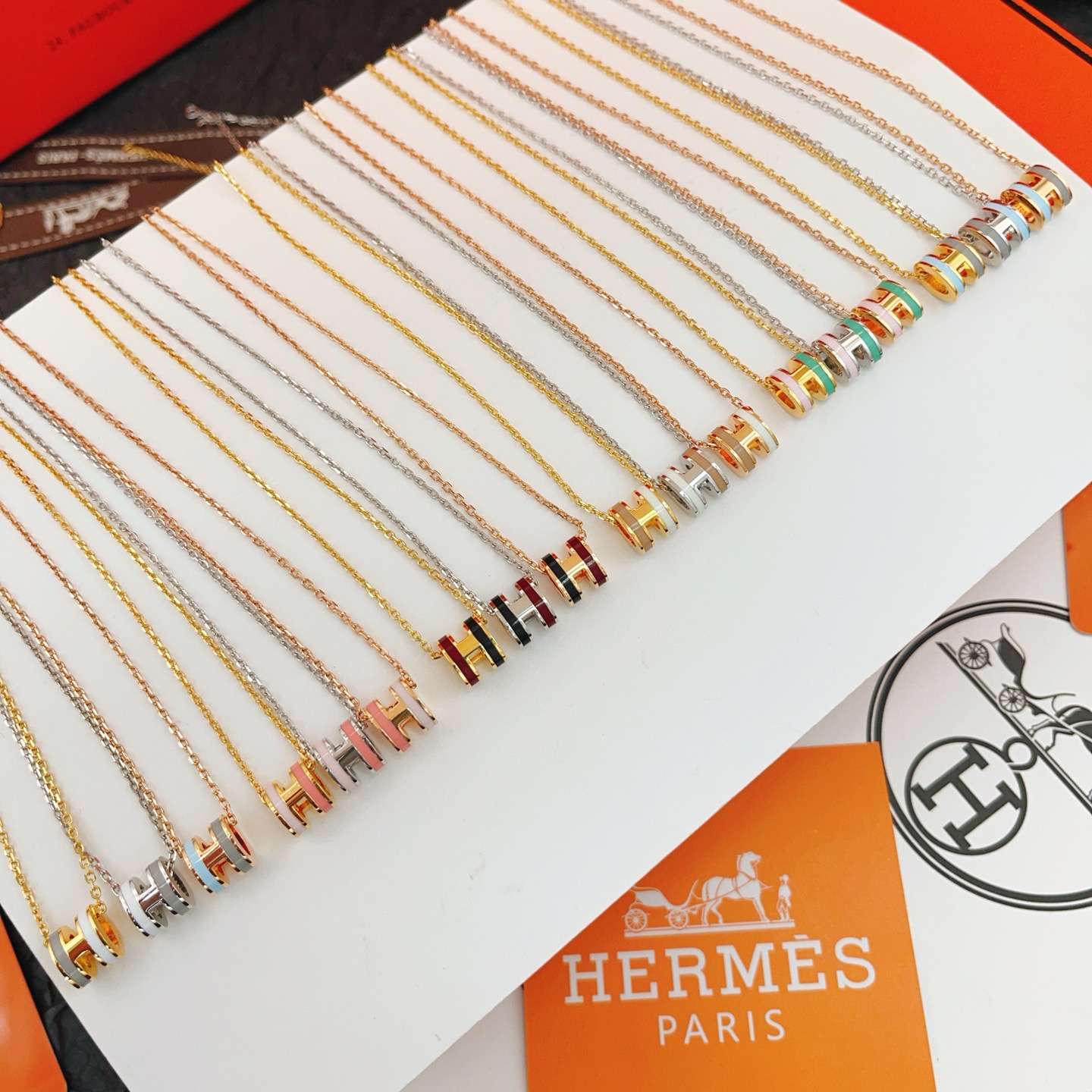 p128
爱马仕He@mes最新款🆕🆕金色粉拼白迷你项链 一致ZP黄铜材质，非常的上镜‼️设计很特别值得入手🔥高级手工坊系列