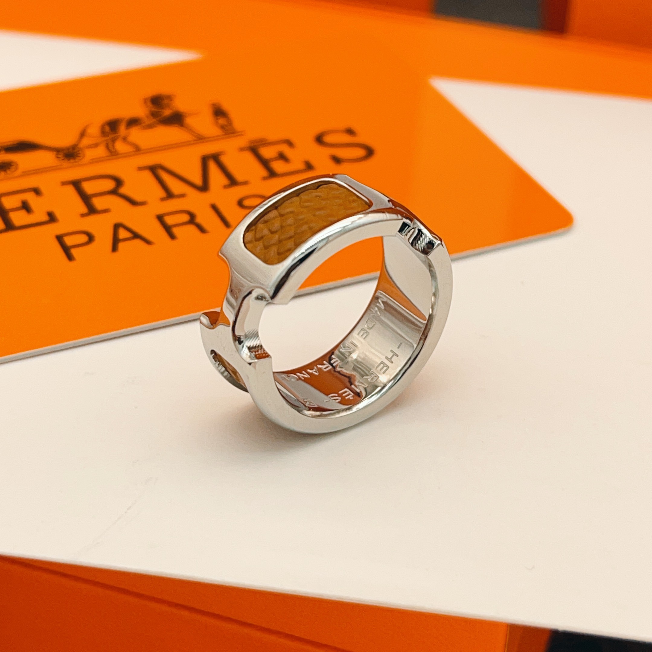 Hermès He@mes最新款，非常的上镜‼ 设计很特别值得入手 高级手工坊系列