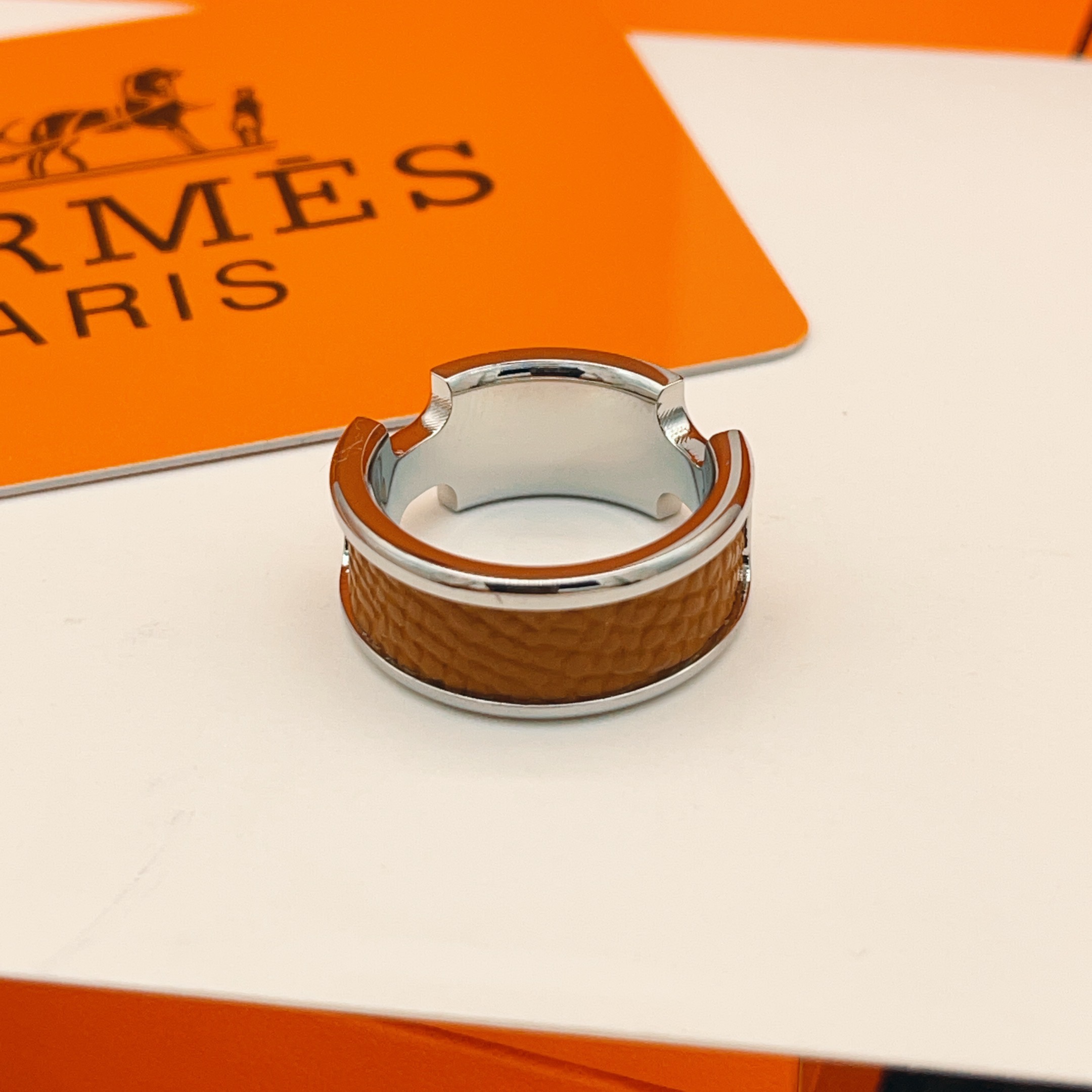 Hermès He@mes最新款，非常的上镜‼ 设计很特别值得入手 高级手工坊系列