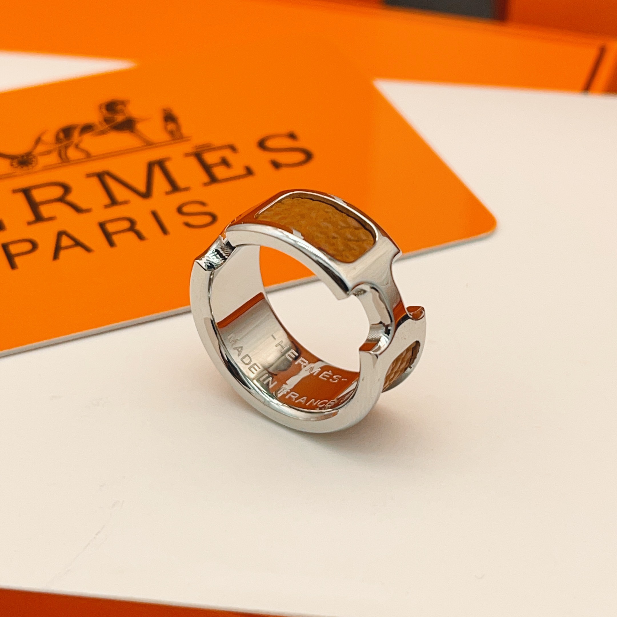 Hermès He@mes最新款，非常的上镜‼ 设计很特别值得入手 高级手工坊系列
