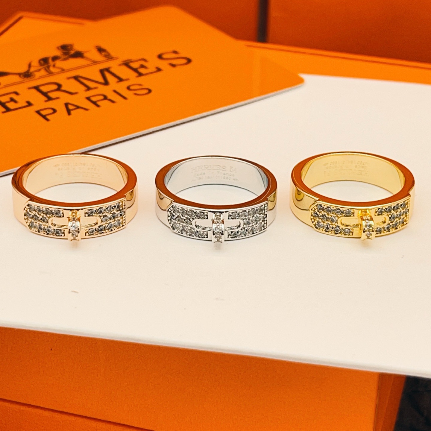 p95
大小尺寸:6号、7号、8号
爱马仕He@mes最新款🆕🆕金色猪鼻子镶钻戒指 一致ZP黄铜材质，非常的上镜‼️设计很特别值得入手🔥高级手工坊系列