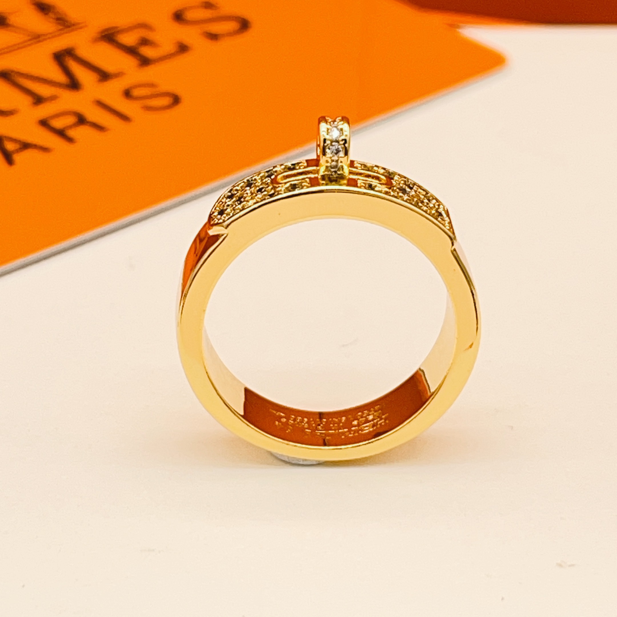 p95
大小尺寸:6号、7号、8号
爱马仕He@mes最新款🆕🆕金色猪鼻子镶钻戒指 一致ZP黄铜材质，非常的上镜‼️设计很特别值得入手🔥高级手工坊系列