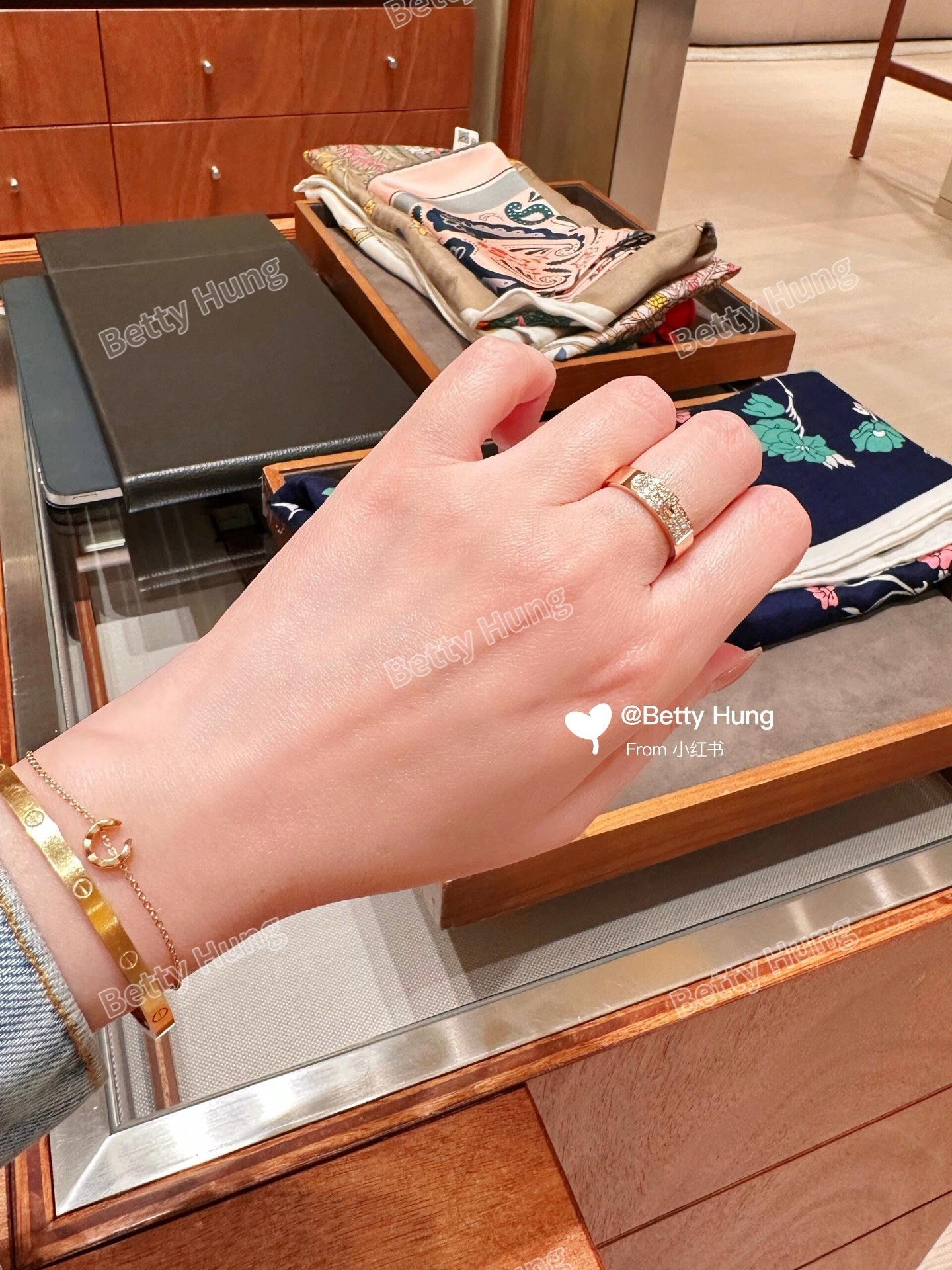 p95
大小尺寸:6号、7号、8号
爱马仕He@mes最新款🆕🆕金色猪鼻子镶钻戒指 一致ZP黄铜材质，非常的上镜‼️设计很特别值得入手🔥高级手工坊系列