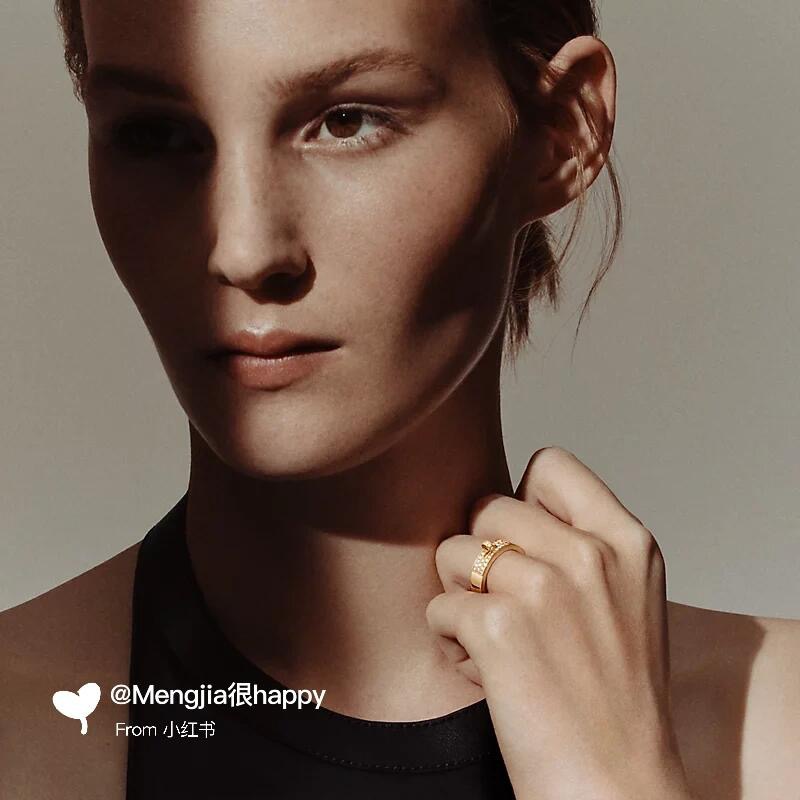 p95
大小尺寸:6号、7号、8号
爱马仕He@mes最新款🆕🆕金色猪鼻子镶钻戒指 一致ZP黄铜材质，非常的上镜‼️设计很特别值得入手🔥高级手工坊系列