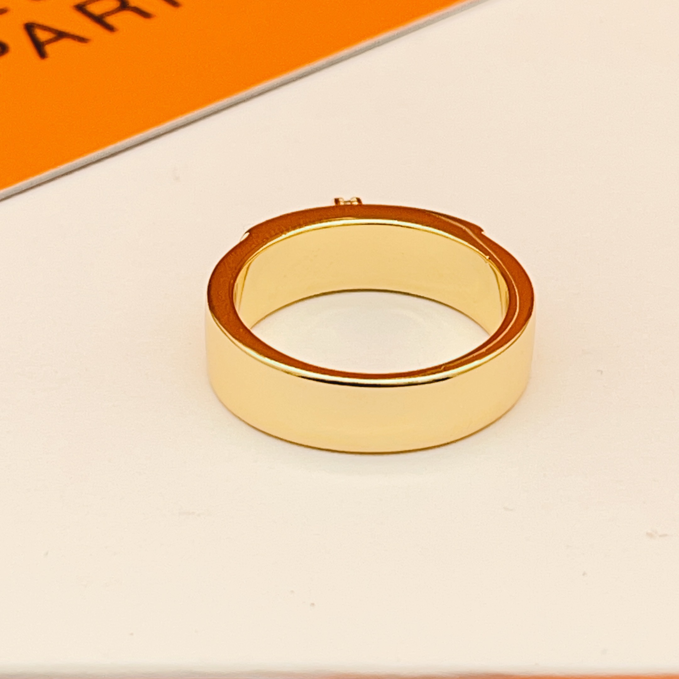 p95
大小尺寸:6号、7号、8号
爱马仕He@mes最新款🆕🆕金色猪鼻子镶钻戒指 一致ZP黄铜材质，非常的上镜‼️设计很特别值得入手🔥高级手工坊系列