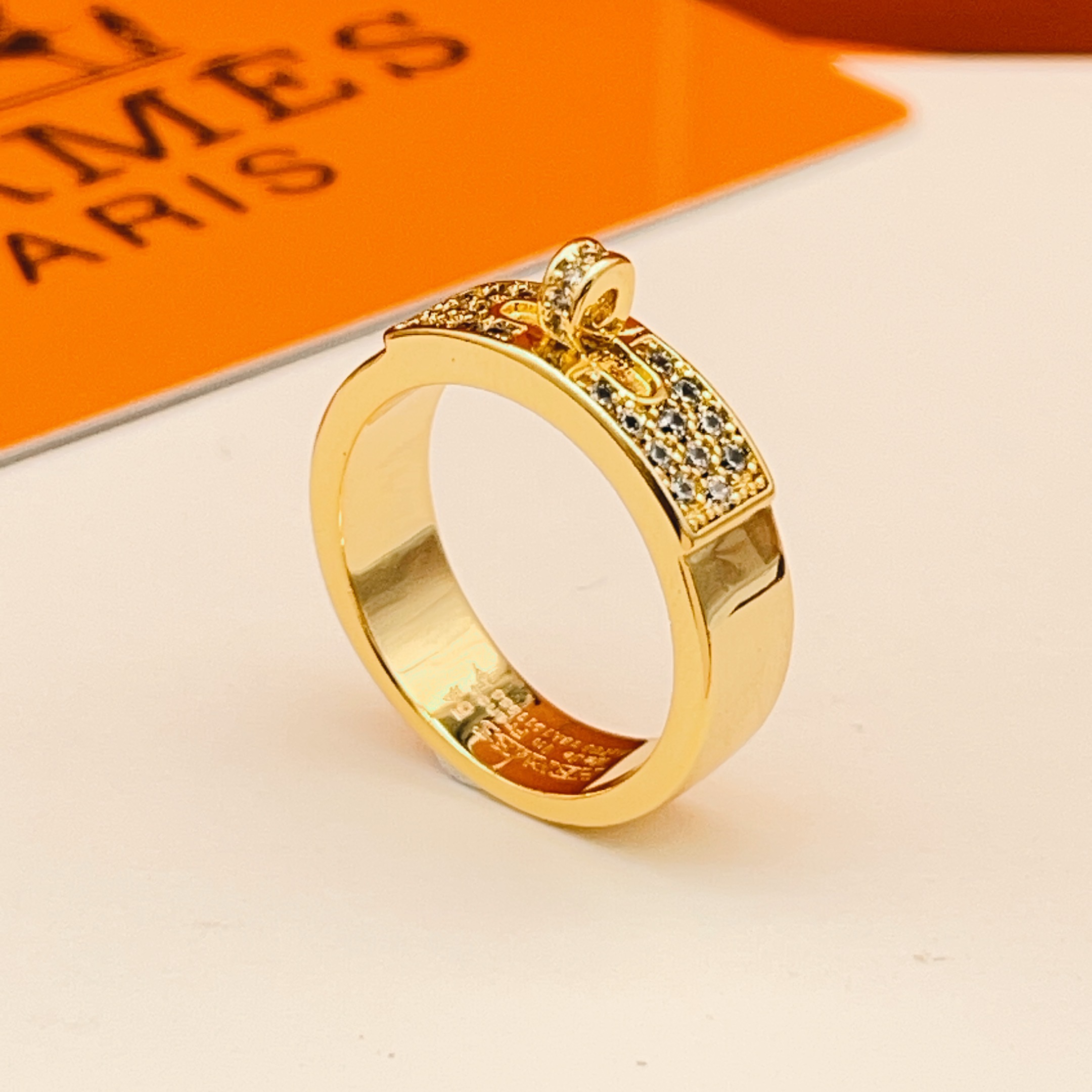 p95
大小尺寸:6号、7号、8号
爱马仕He@mes最新款🆕🆕金色猪鼻子镶钻戒指 一致ZP黄铜材质，非常的上镜‼️设计很特别值得入手🔥高级手工坊系列