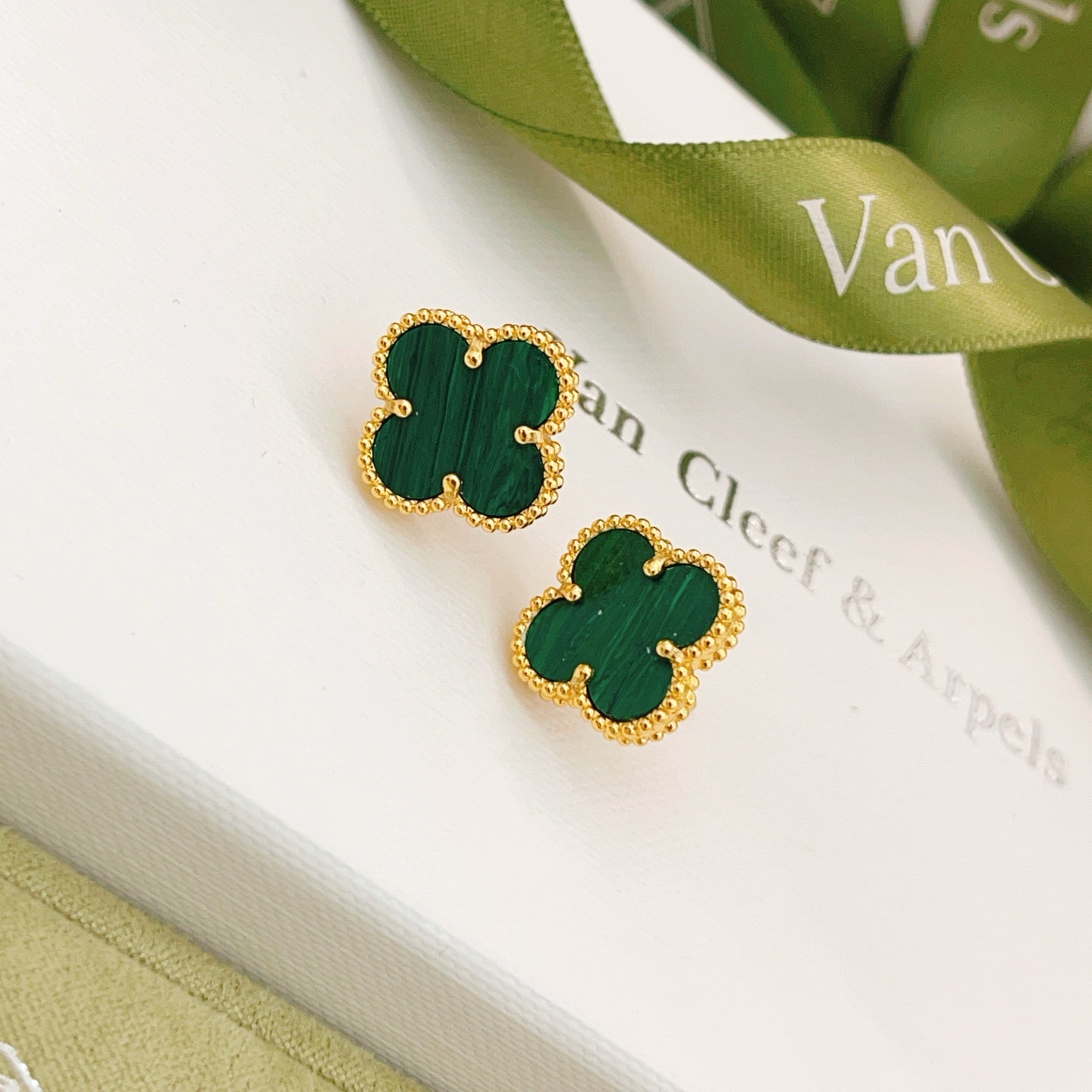 Van Cleef Arpels Vintage Alhambra earrings yellow gold with green malachite 15mm motif diameter