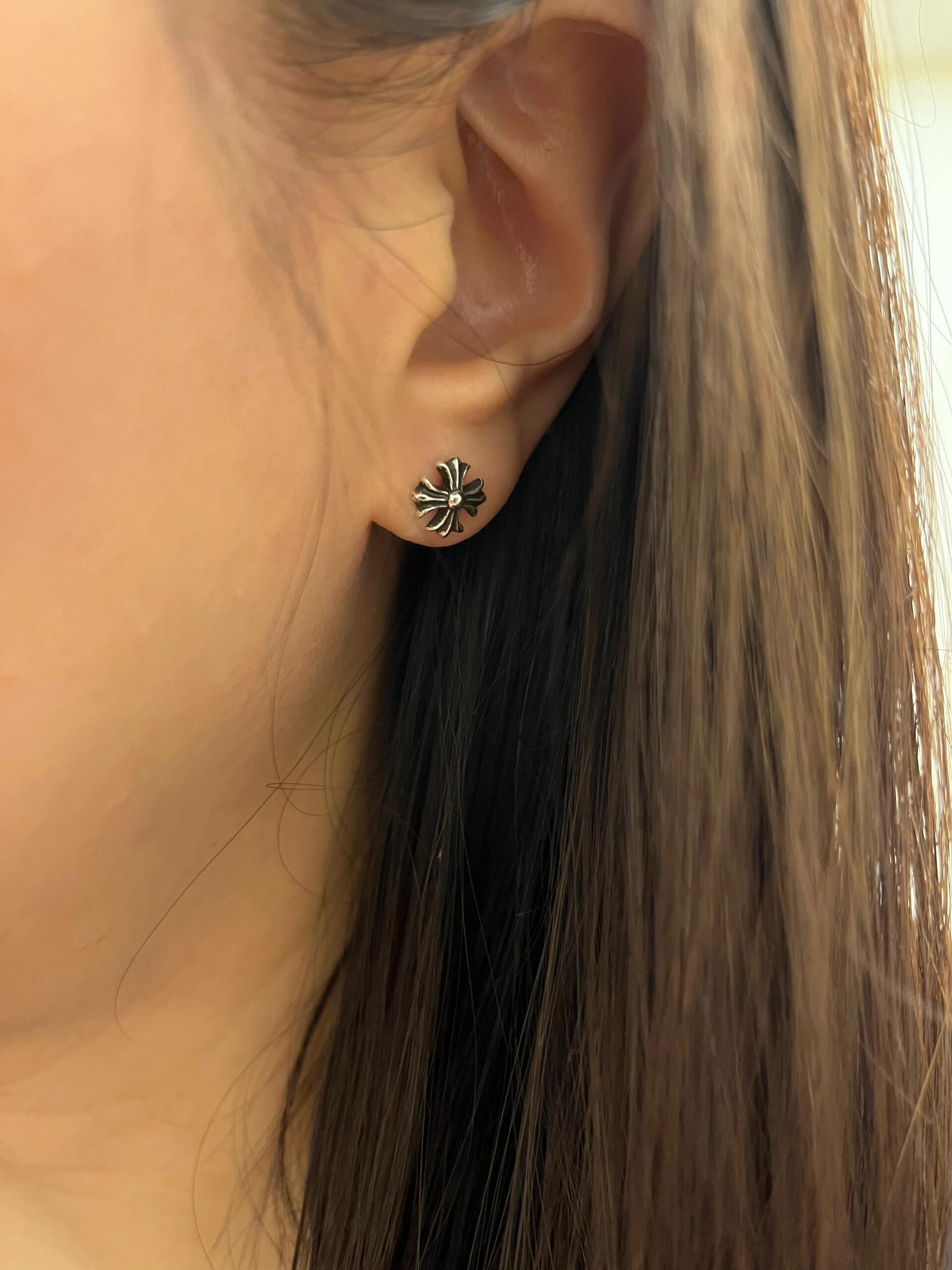 Chrome Hearts 克罗心仿古银色十字小号耳钉一致ZP黄铜材质，非常的上镜‼ 设计很特别值得入手 高级手工坊系列