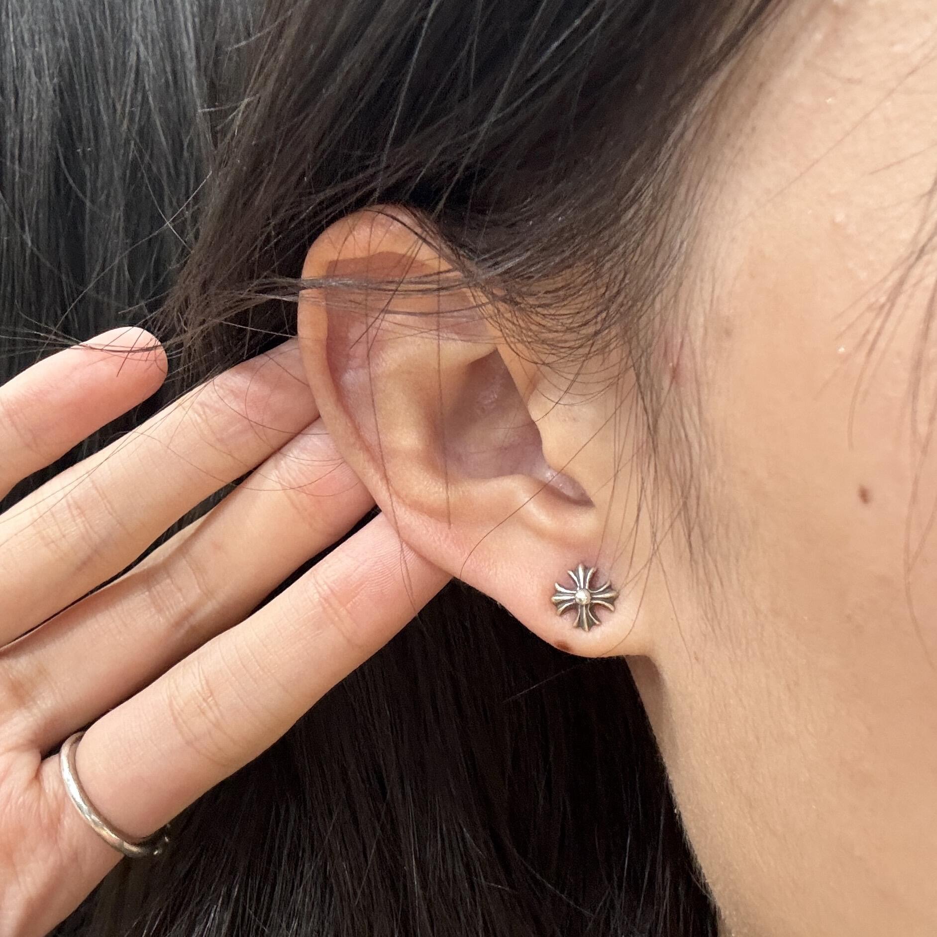 Chrome Hearts 克罗心仿古银色十字小号耳钉一致ZP黄铜材质，非常的上镜‼ 设计很特别值得入手 高级手工坊系列