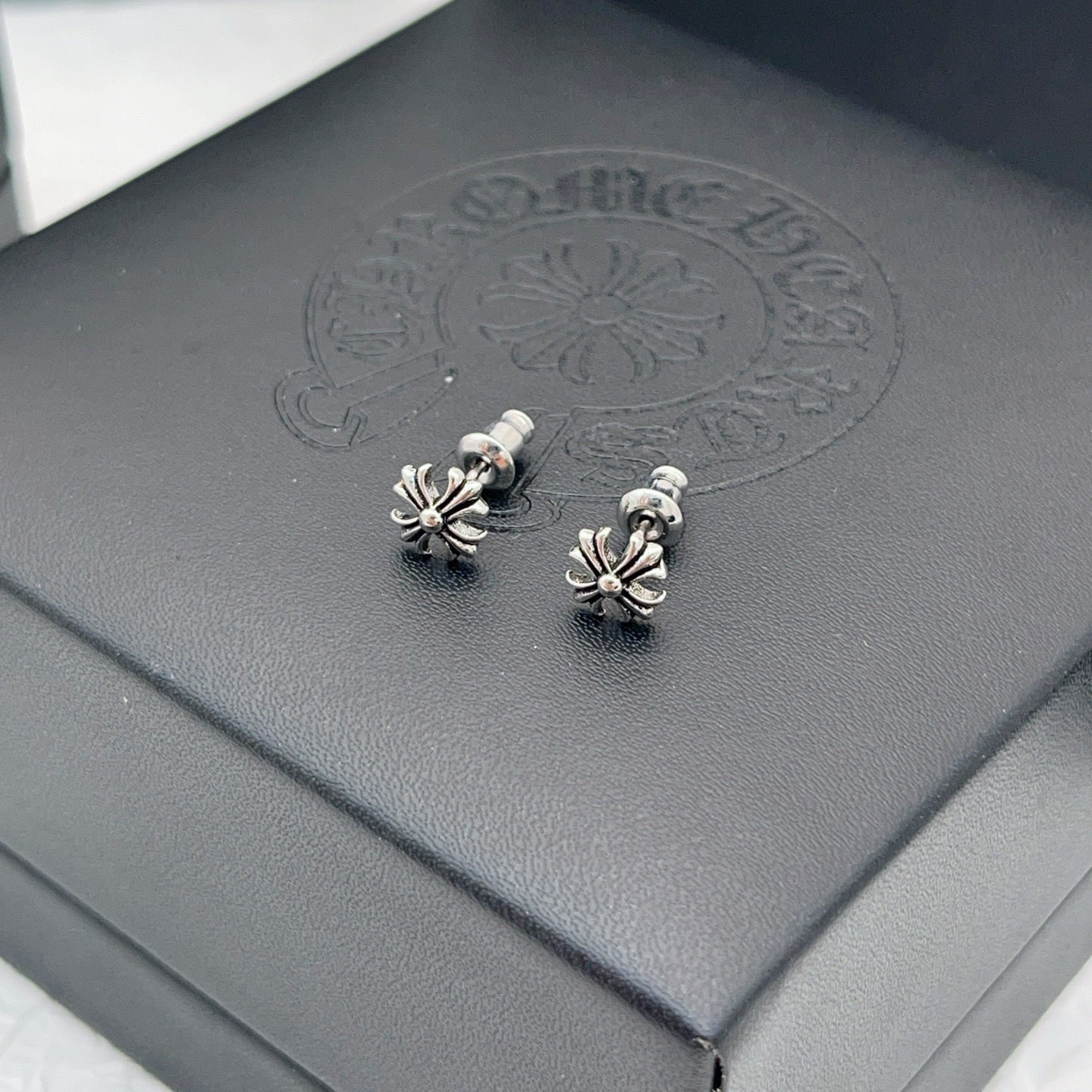 Chrome Hearts 克罗心仿古银色十字小号耳钉一致ZP黄铜材质，非常的上镜‼ 设计很特别值得入手 高级手工坊系列