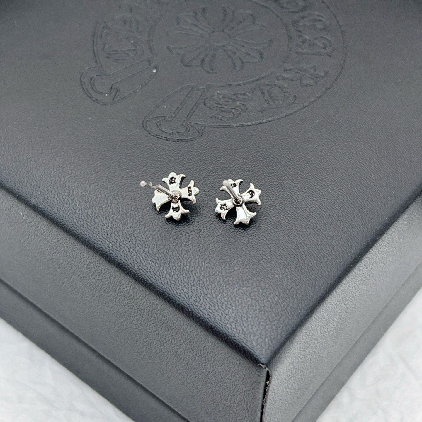 Chrome Hearts 克罗心仿古银色十字小号耳钉一致ZP黄铜材质，非常的上镜‼ 设计很特别值得入手 高级手工坊系列