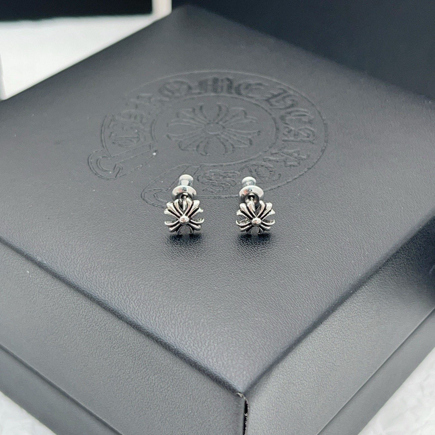 Chrome Hearts 克罗心仿古银色十字小号耳钉一致ZP黄铜材质，非常的上镜‼ 设计很特别值得入手 高级手工坊系列