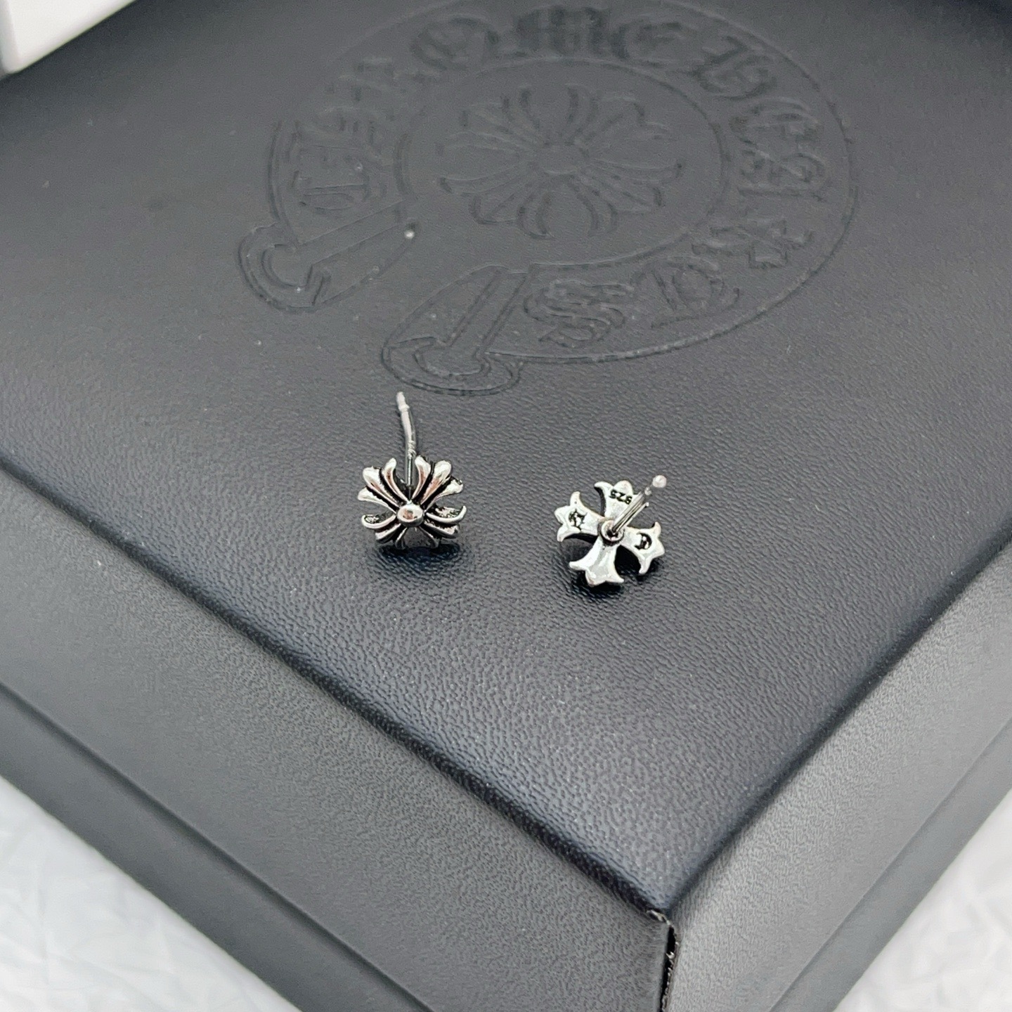 Chrome Hearts 克罗心仿古银色十字小号耳钉一致ZP黄铜材质，非常的上镜‼ 设计很特别值得入手 高级手工坊系列