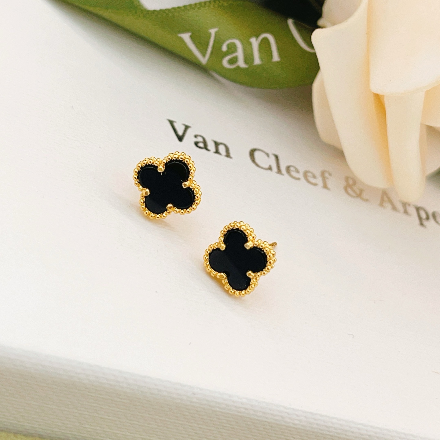 Van Cleef Arpels Sweet Alhambra earrings yellow gold metal with black onyx inlay 9 5mm motif diameter