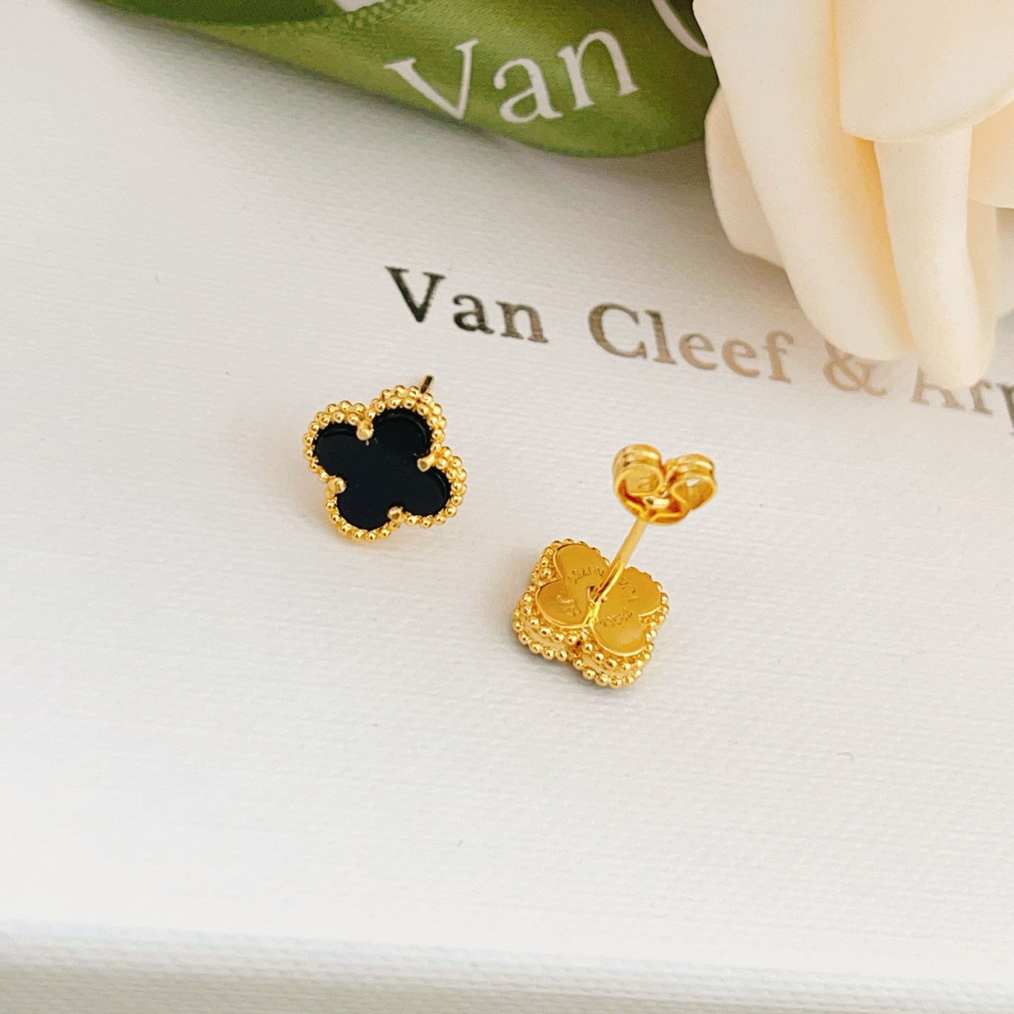 Van Cleef Arpels Sweet Alhambra earrings yellow gold metal with black onyx inlay 9 5mm motif diameter