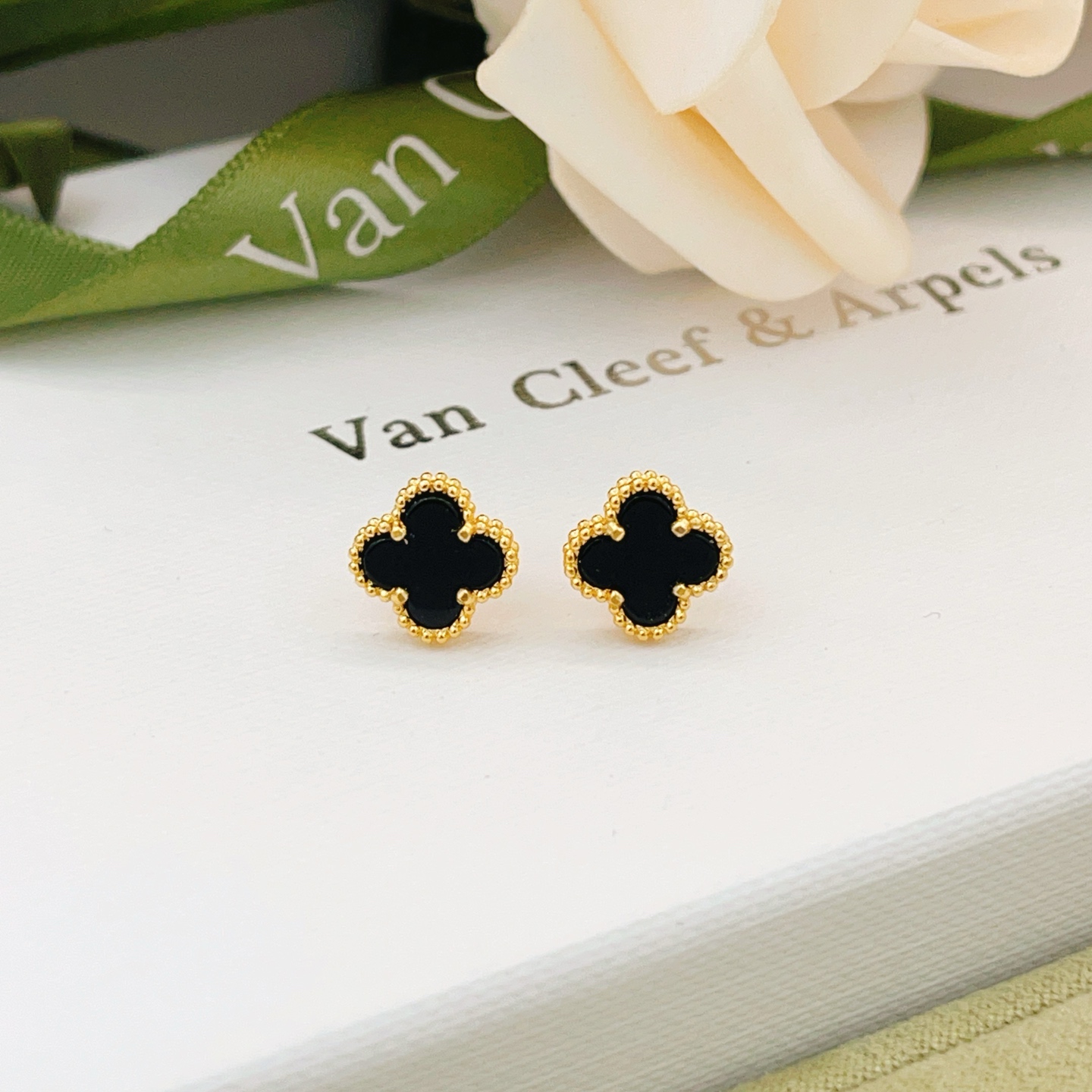 Pendientes Van Cleef Arpels Sweet Alhambra oro amarillo metal