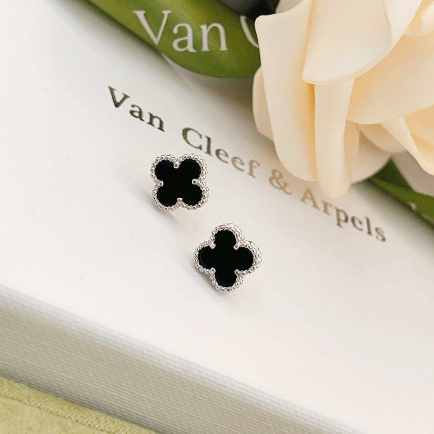Boucles d'oreilles Van Cleef Arpels Sweet Alhambra en métal doré blanc avec incrustation d'onyx noir diamètre du motif 9 5 mm