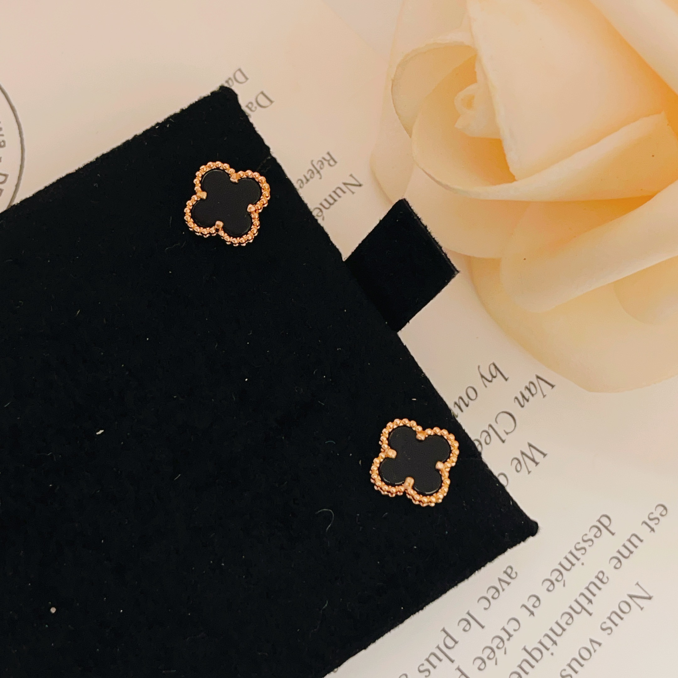 Brincos Van Cleef Arpels Sweet Alhambra em metal ouro rosa com pedra ônix preta com motivo de 9 5 mm de diâmetro