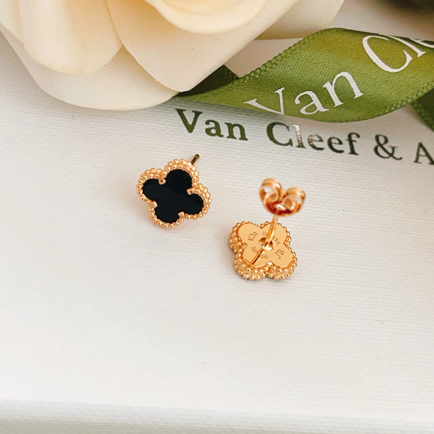 Brincos Van Cleef Arpels Sweet Alhambra em metal ouro rosa com pedra ônix preta com motivo de 9 5 mm de diâmetro