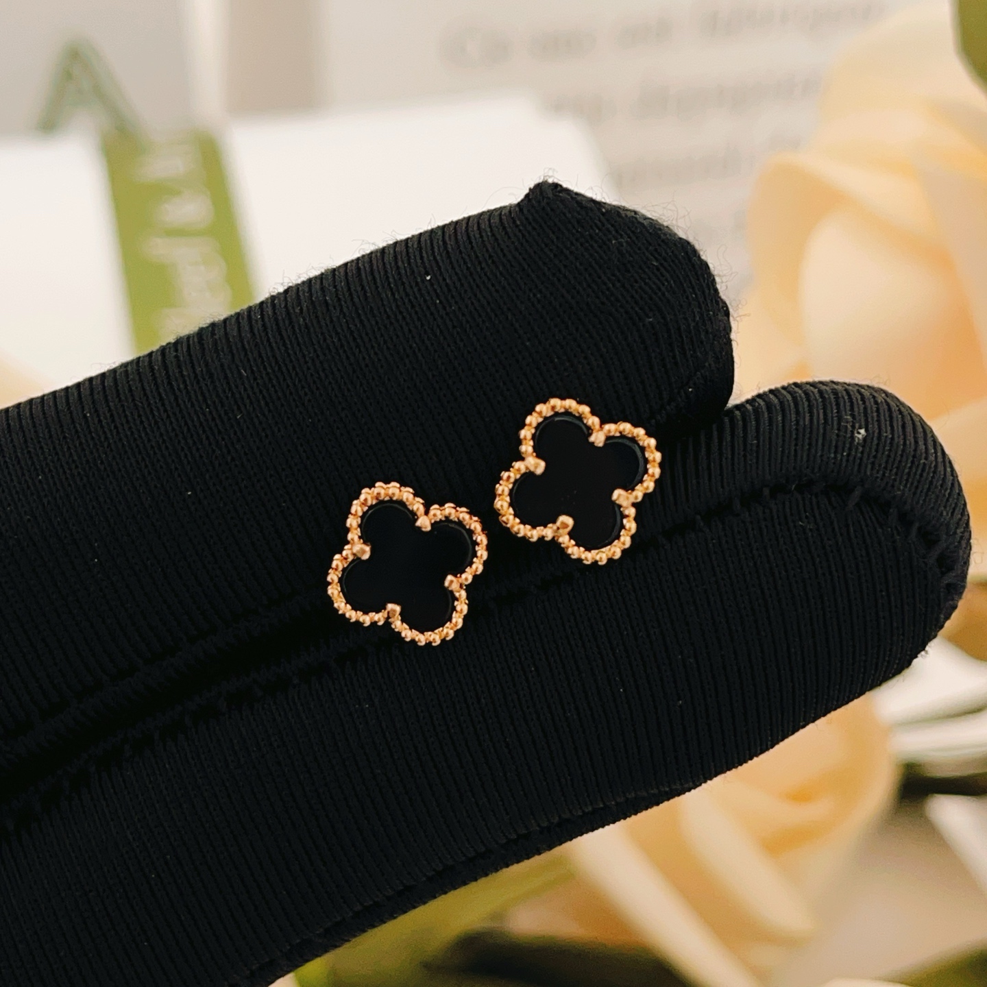 Brincos Van Cleef Arpels Sweet Alhambra em metal ouro rosa com pedra ônix preta com motivo de 9 5 mm de diâmetro