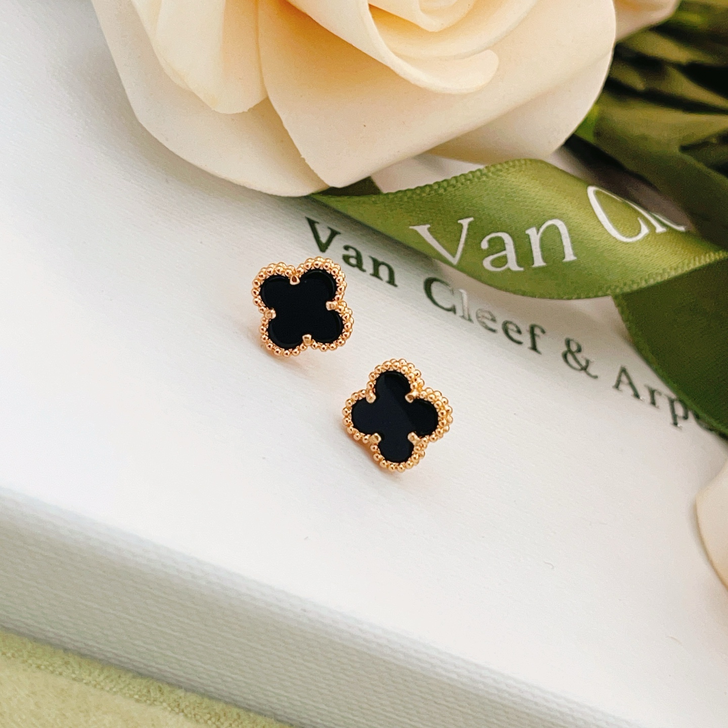 Brincos Van Cleef Arpels Sweet Alhambra em metal ouro rosa com pedra ônix preta com motivo de 9 5 mm de diâmetro