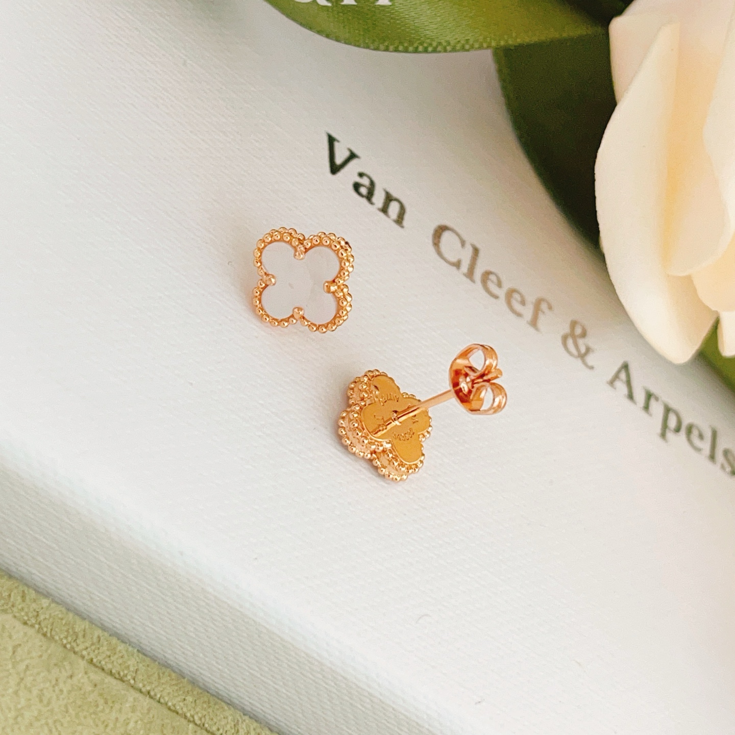 Orecchini Van Cleef Arpels Sweet Alhambra Oro rosa con motivo in madreperla bianca diametro 9 mm