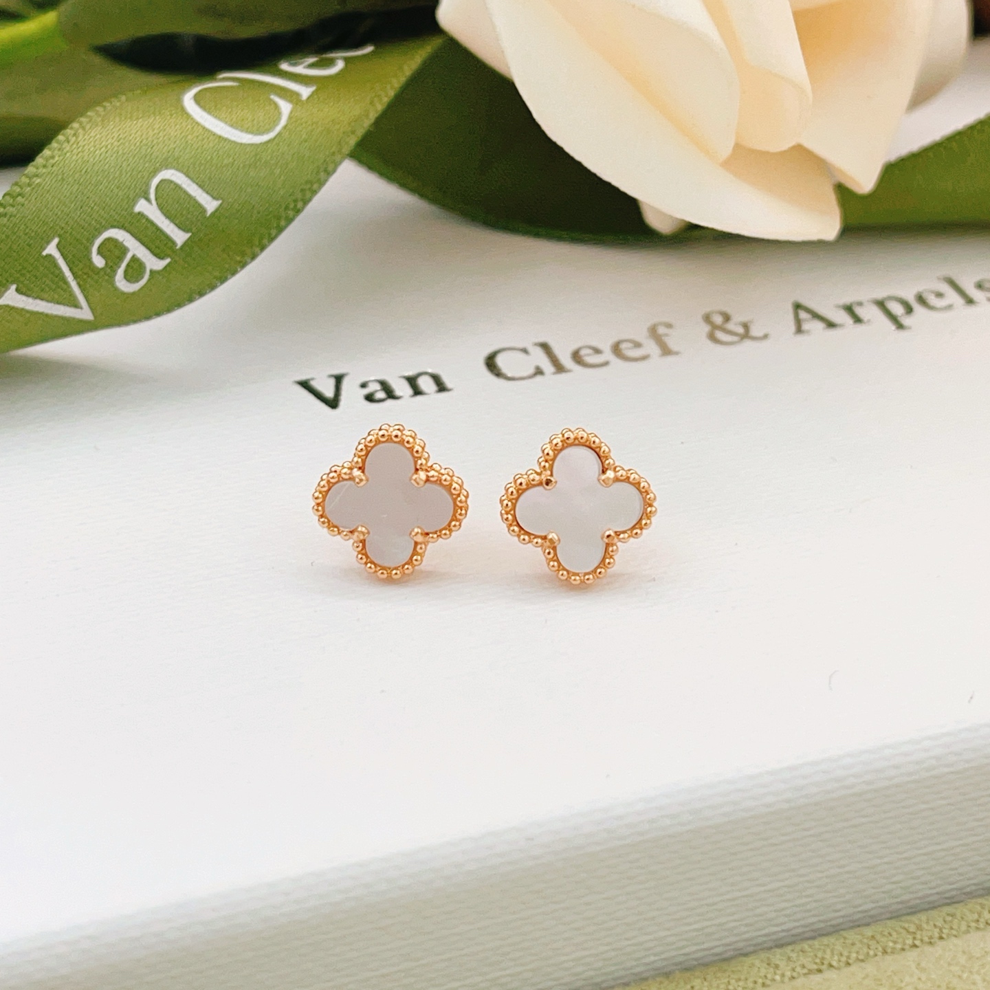 Orecchini Van Cleef Arpels Sweet Alhambra Oro rosa con motivo in madreperla bianca diametro 9 mm