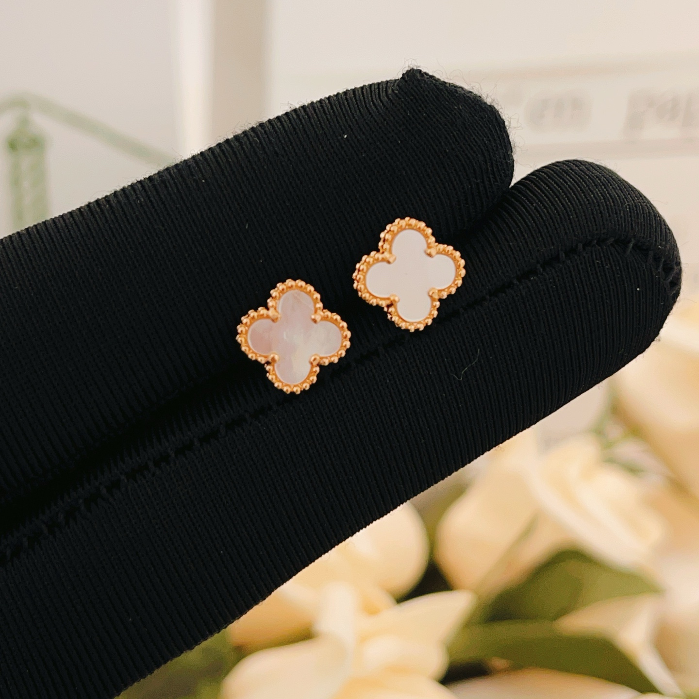 Orecchini Van Cleef Arpels Sweet Alhambra Oro rosa con motivo in madreperla bianca diametro 9 mm